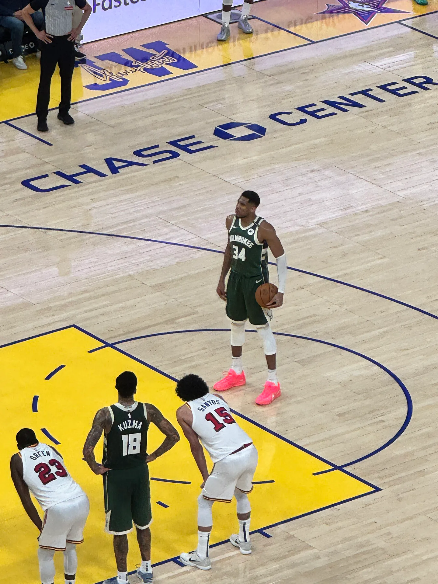 Giannis Antetokounmpo 身穿公鹿 34 號綠色球衣持球站在場上