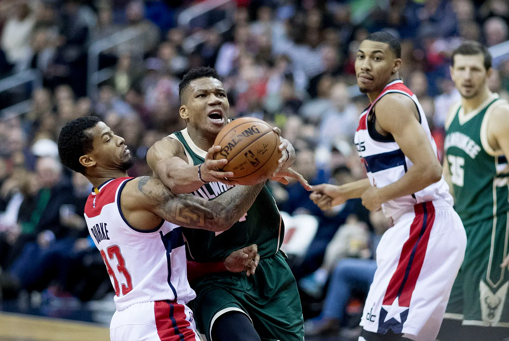 公鹿時期 Giannis Antetokounmpo 在巫師防守下持球切入