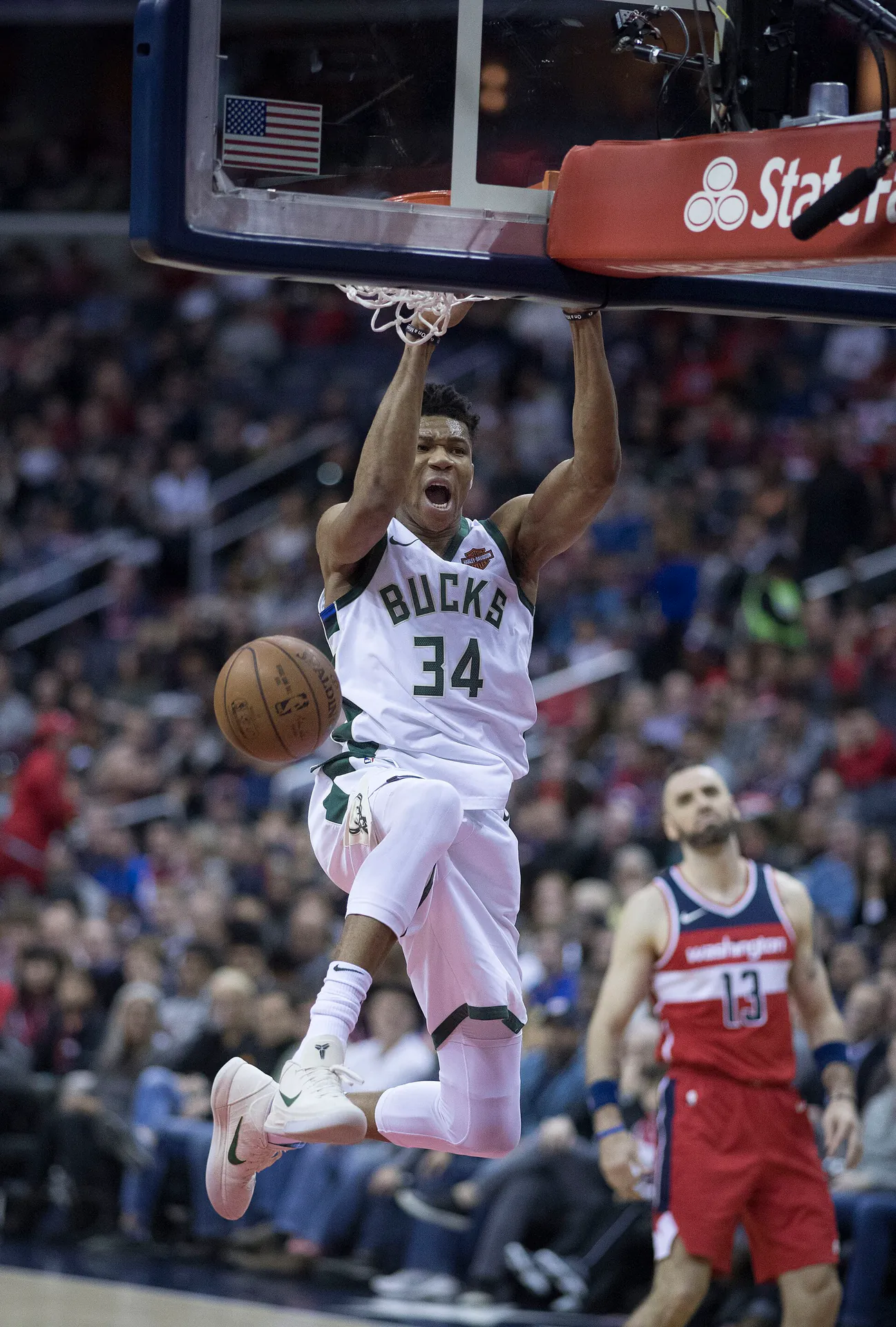 公鹿時期 34 號 Giannis Antetokounmpo 在巫師主場灌籃