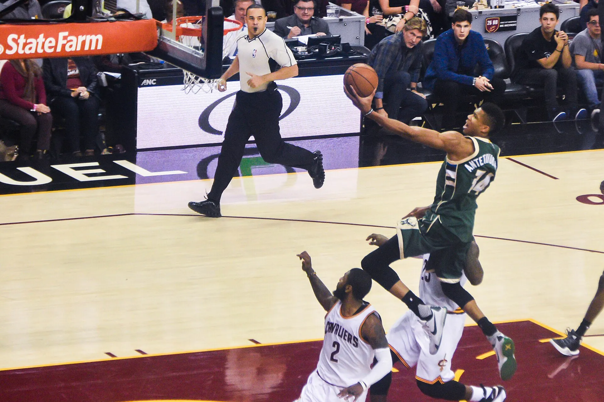 公鹿 Giannis Antetokounmpo 身穿綠色 34 號球衣在騎士主場飛身上籃