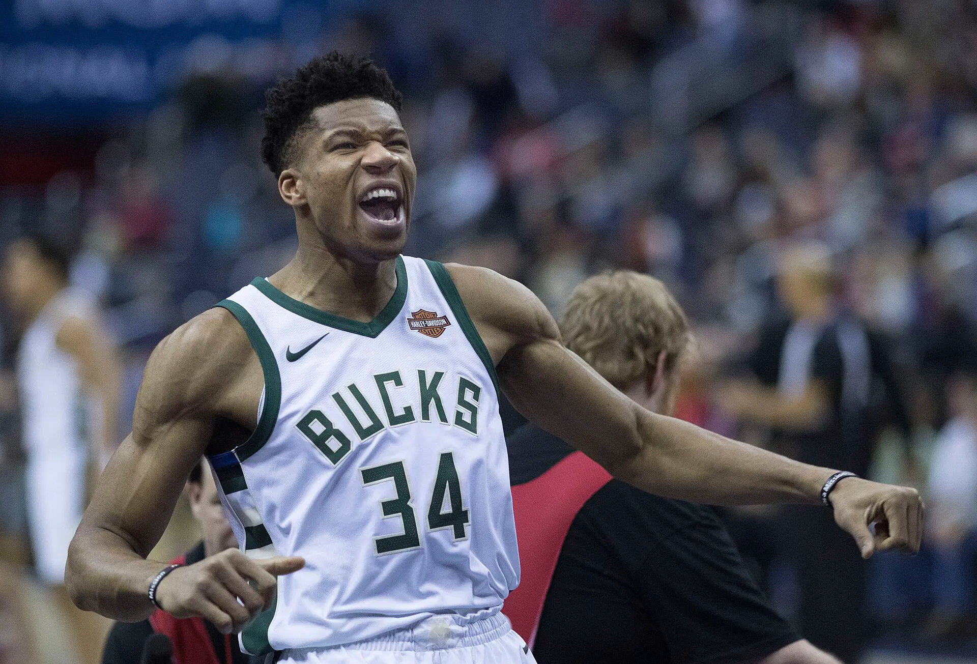 Giannis Antetokounmpo 身穿公鹿白色 34 號球衣在賽前場上吶喊