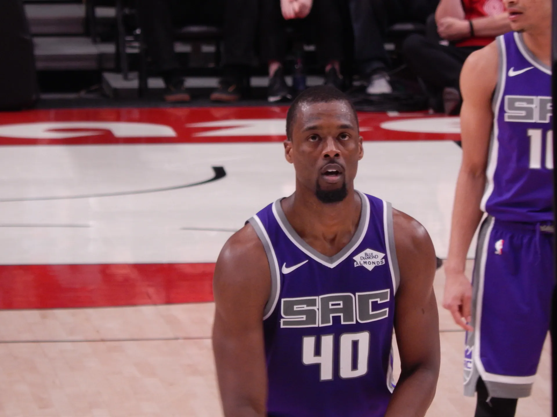 當時效力國王的 Harrison Barnes 身穿紫色 40 號球衣在罰球線準備罰球