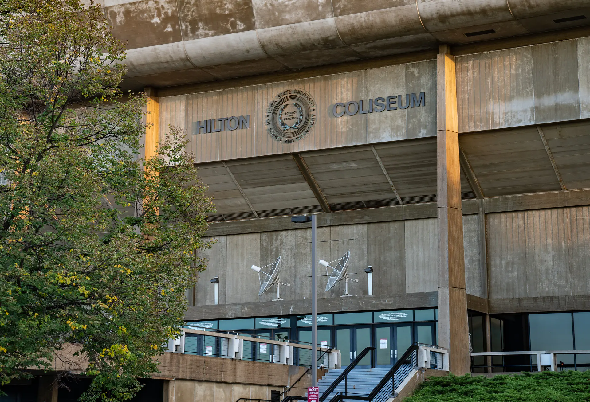 愛荷華州立大學 Hilton Coliseum 的水泥外牆與場館名稱字樣