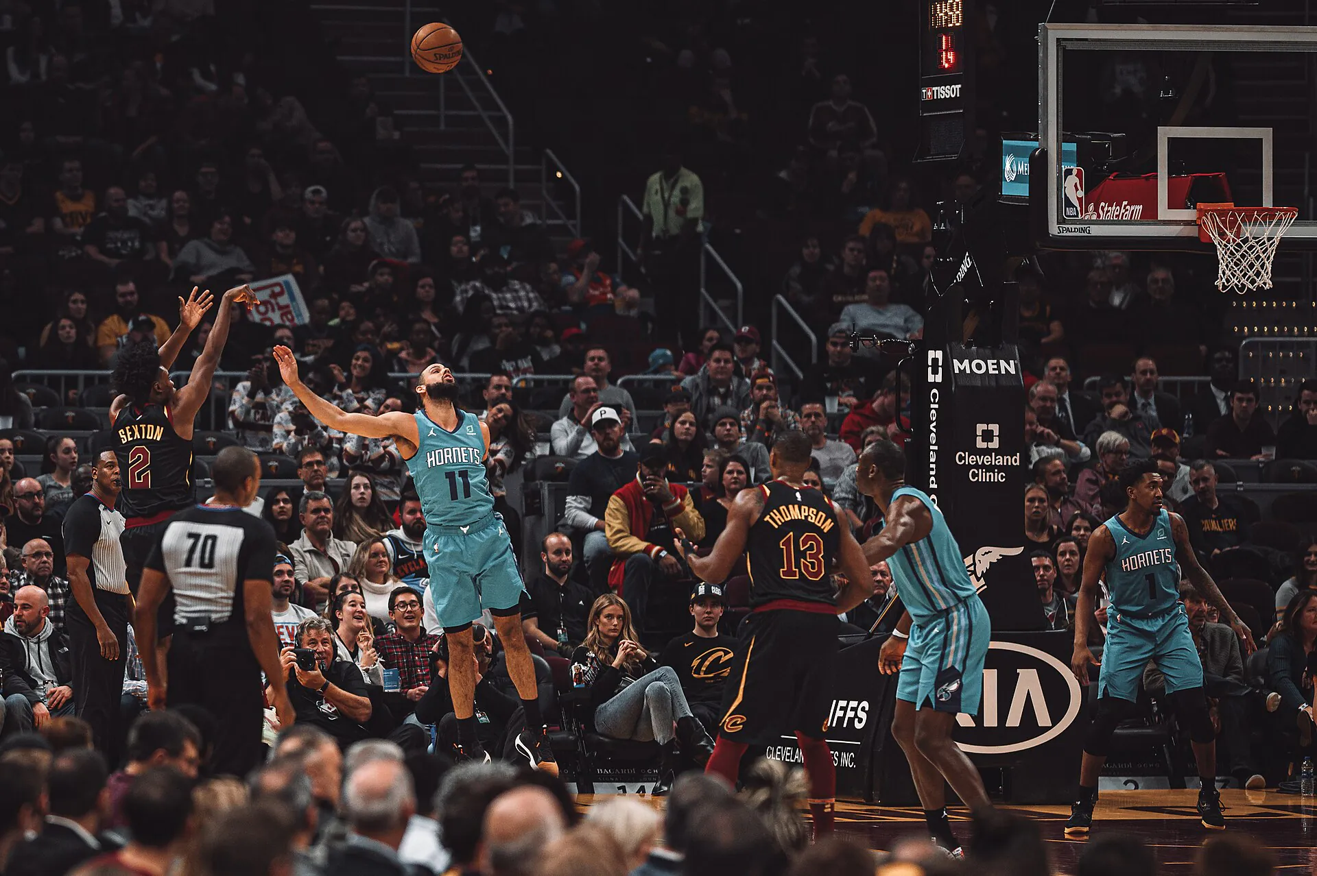 黃蜂 11 號 Cody Martin 伸手封阻騎士 2 號 Collin Sexton 的跳投（攝影 Erik Drost，授權 CC BY 2.0，來源 Wikimedia Commons）