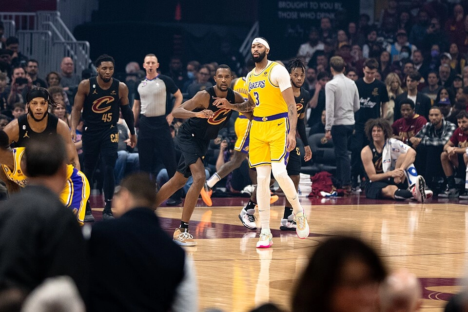 Anthony Davis 效力洛杉磯湖人時期，身穿黃色 3 號球衣於對戰騎士的比賽中（攝影：Erik Drost，授權 CC BY 2.0，來源 Wikimedia Commons）