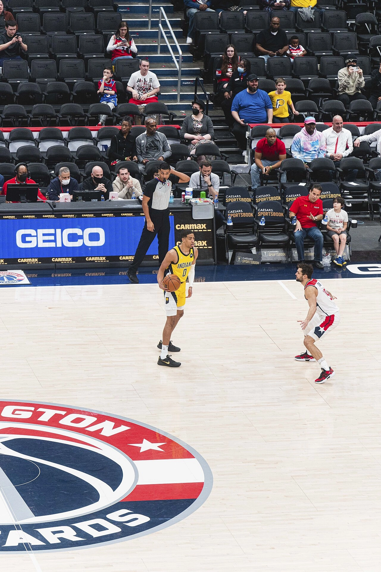溜馬後衛 Tyrese Haliburton 在比賽中的持球畫面（攝影：All-Pro Reels，授權 CC BY-SA 2.0，來源 Wikimedia Commons）
