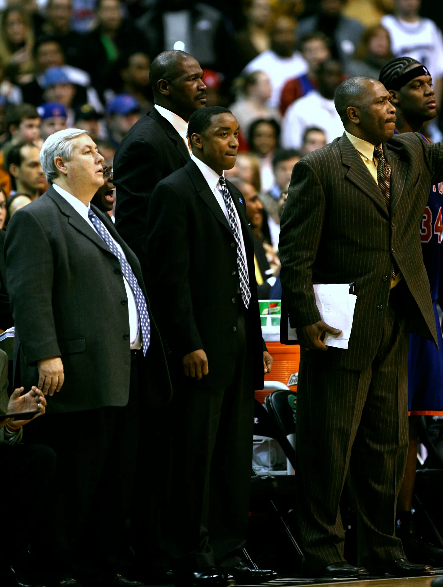 2007 年 Isiah Thomas 以尼克總教練身分在場邊觀戰，Keith Allison 攝