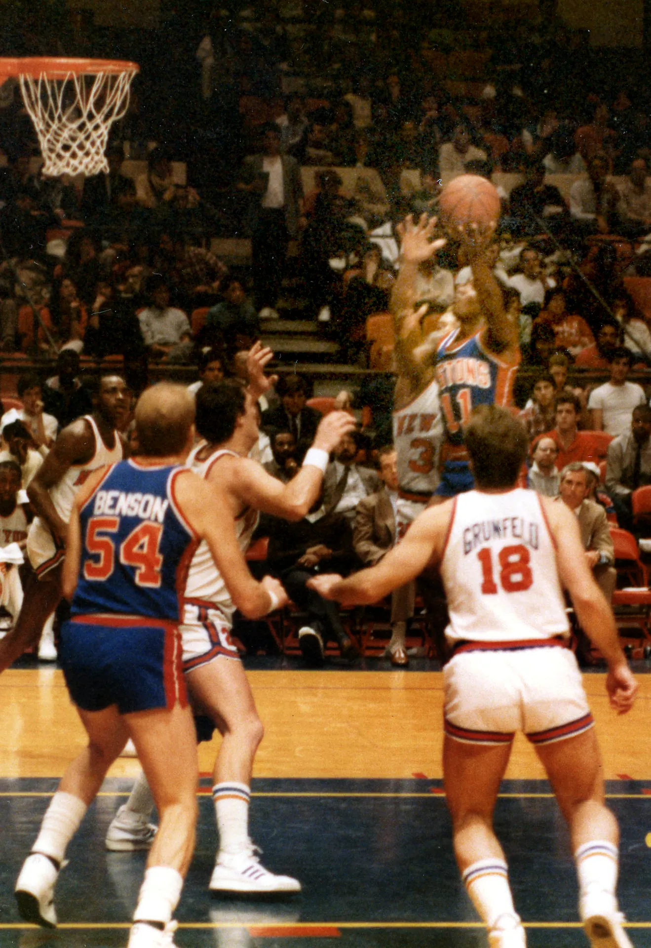 1985 年 Isiah Thomas 身穿活塞 11 號球衣在 MSG 對尼克出手，RickDikeman 攝