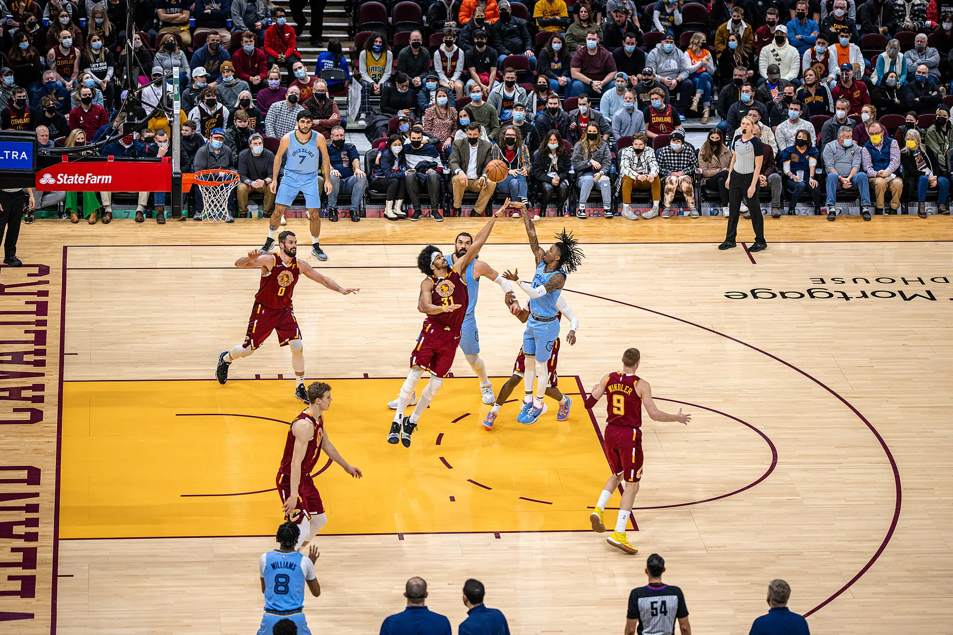 Ja Morant 效力灰熊時期身穿淺藍色球衣跳投出手，騎士 31 號 Jarrett Allen 伸手封阻（攝影 Erik Drost，授權 CC BY 2.0，來源 Wikimedia Commons）
