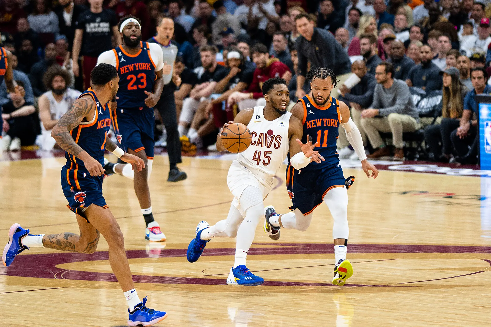 騎士 45 號 Donovan Mitchell 運球推進，尼克 11 號 Jalen Brunson 貼身防守（攝影 Erik Drost，授權 CC BY 2.0，來源 Wikimedia Commons）