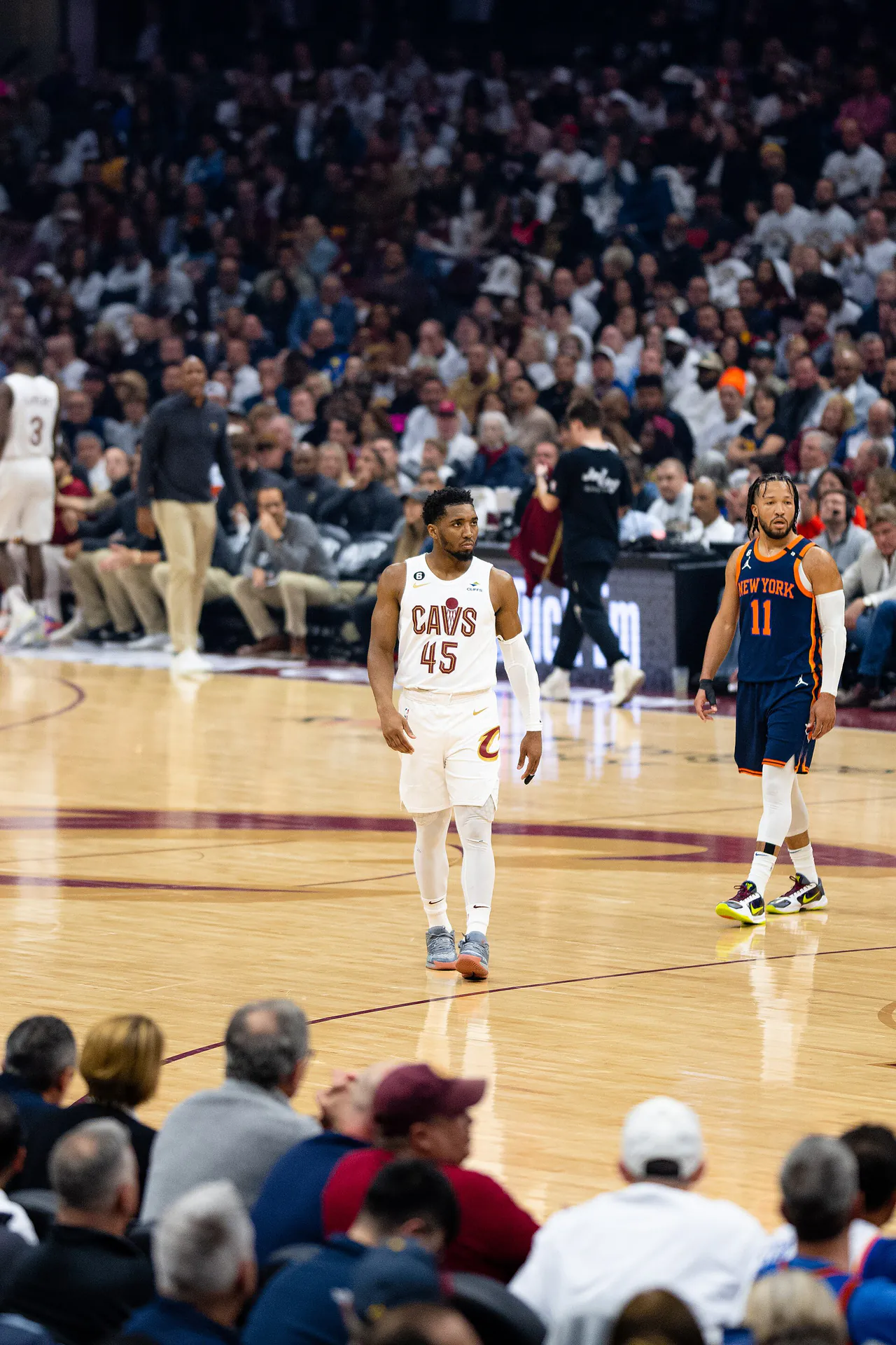 騎士 45 號 Donovan Mitchell 與尼克 11 號 Jalen Brunson 在比賽空檔站在場上（攝影 Erik Drost，授權 CC BY 2.0，來源 Wikimedia Commons）