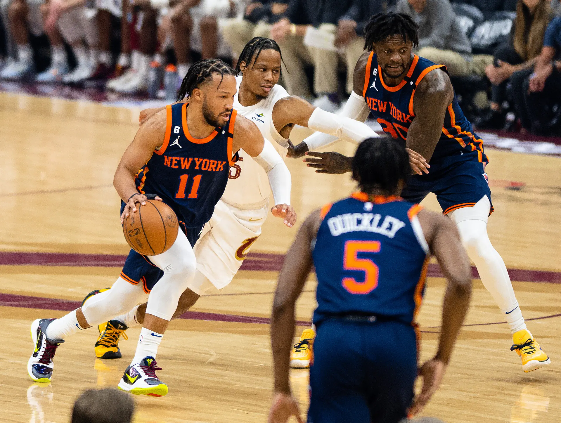 Jalen Brunson 身穿尼克深藍色 11 號球衣運球推進