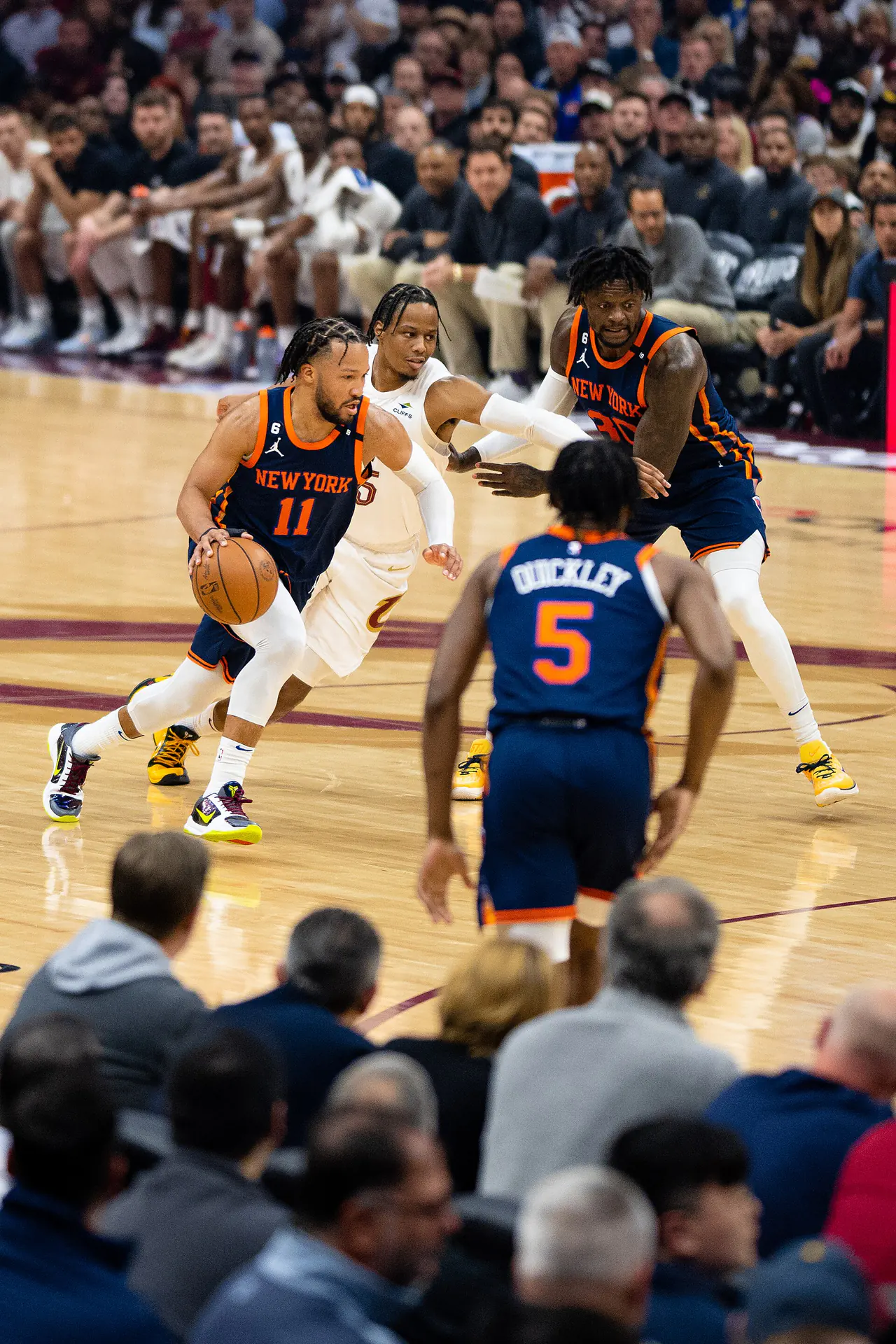 尼克 11 號 Jalen Brunson 持球切入，後方為 30 號 Julius Randle（攝影 Erik Drost，授權 CC BY 2.0，來源 Wikimedia Commons）