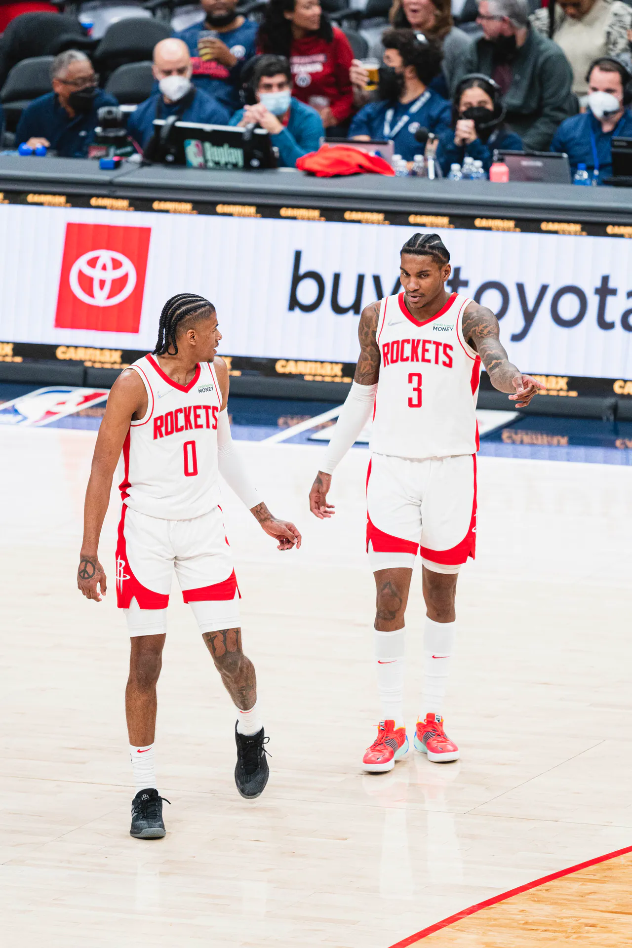 火箭 0 號 Jalen Green 與 3 號 Kevin Porter Jr. 在場上交談（攝影 All-Pro Reels，CC BY-SA 2.0，Wikimedia Commons）