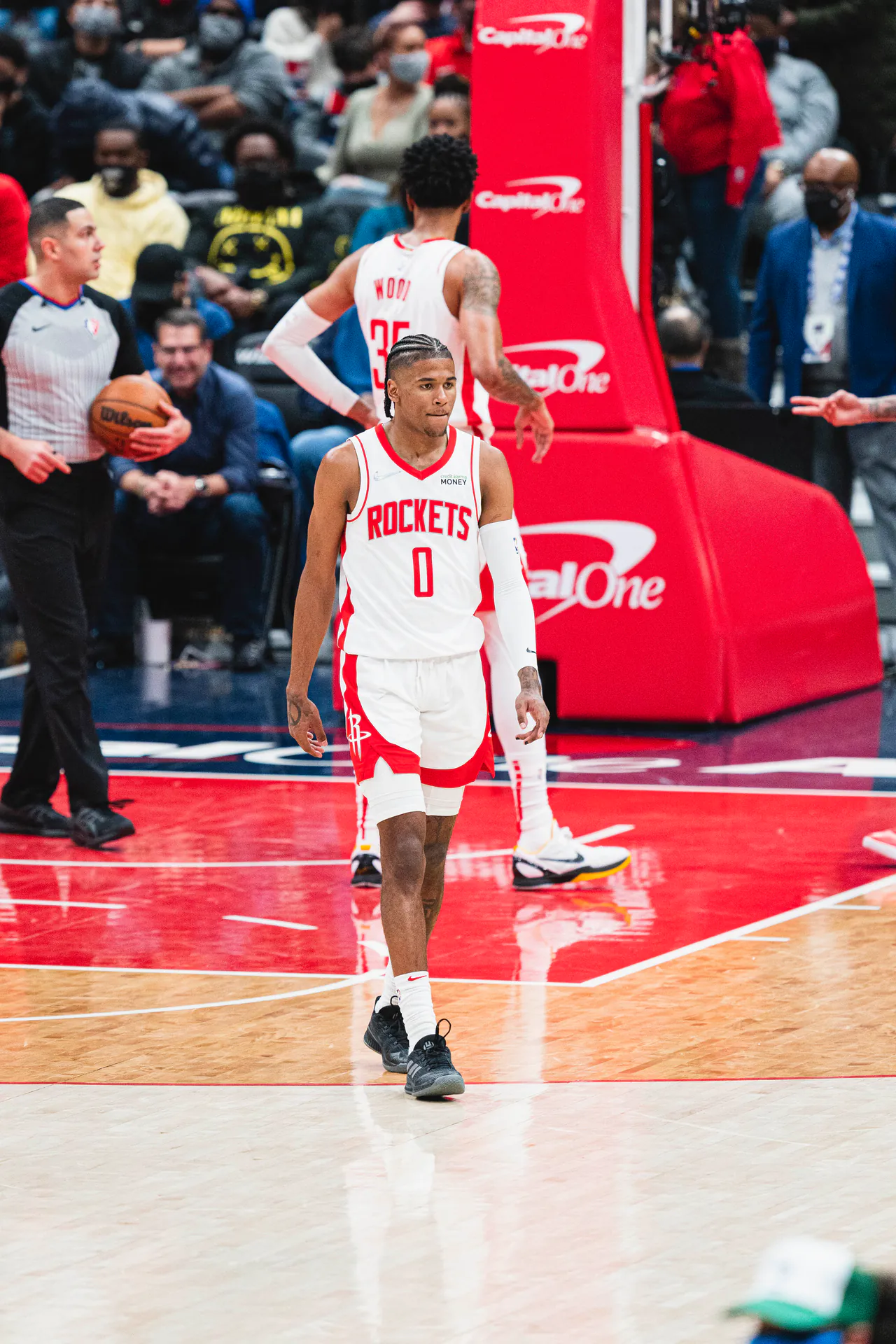 身穿火箭白色 0 號球衣的 Jalen Green 在比賽中走在場上（攝影 All-Pro Reels，CC BY-SA 2.0，Wikimedia Commons）