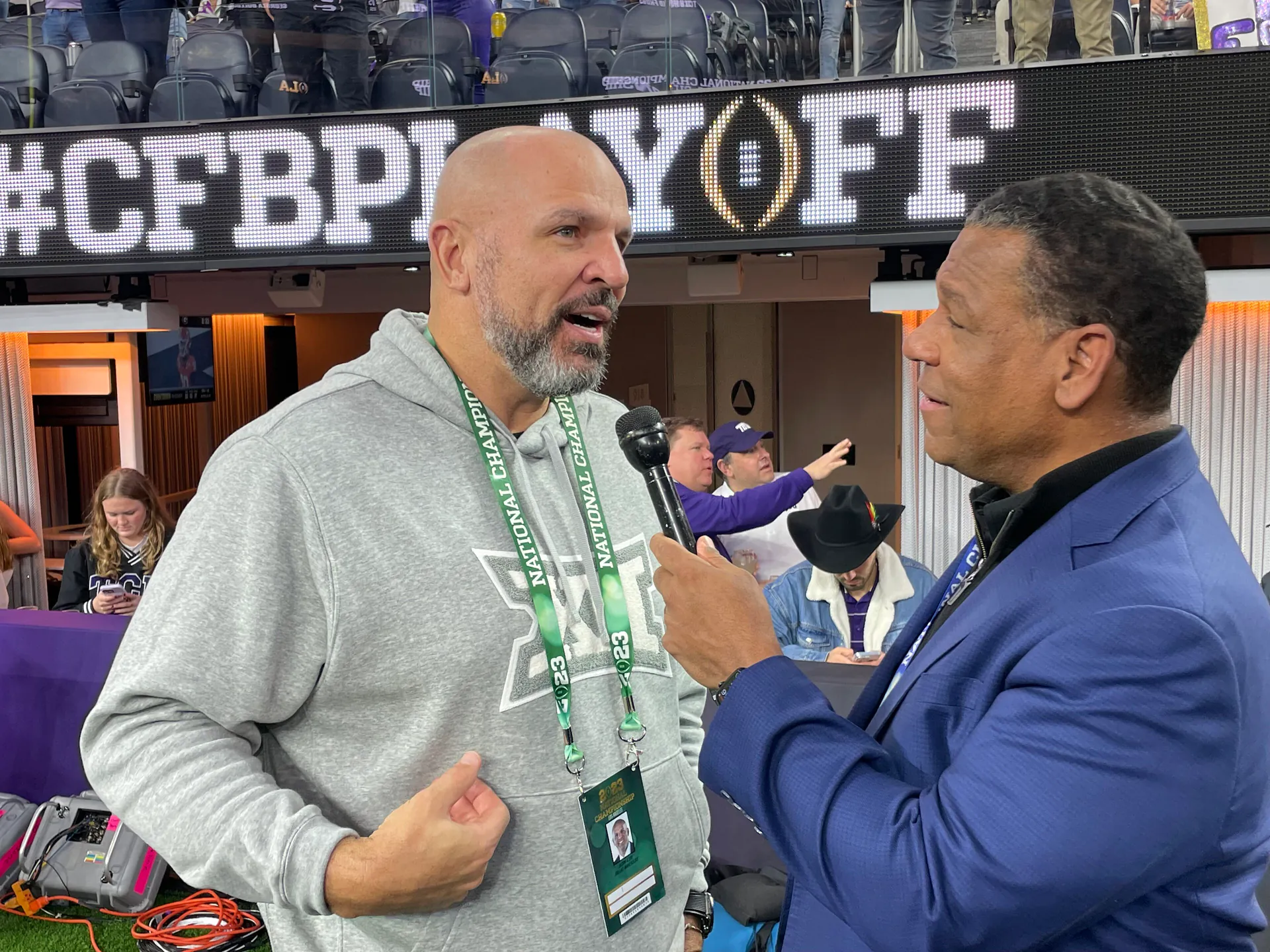 Jason Kidd 身穿灰色帽 T 在球場邊接受手持麥克風的記者訪問