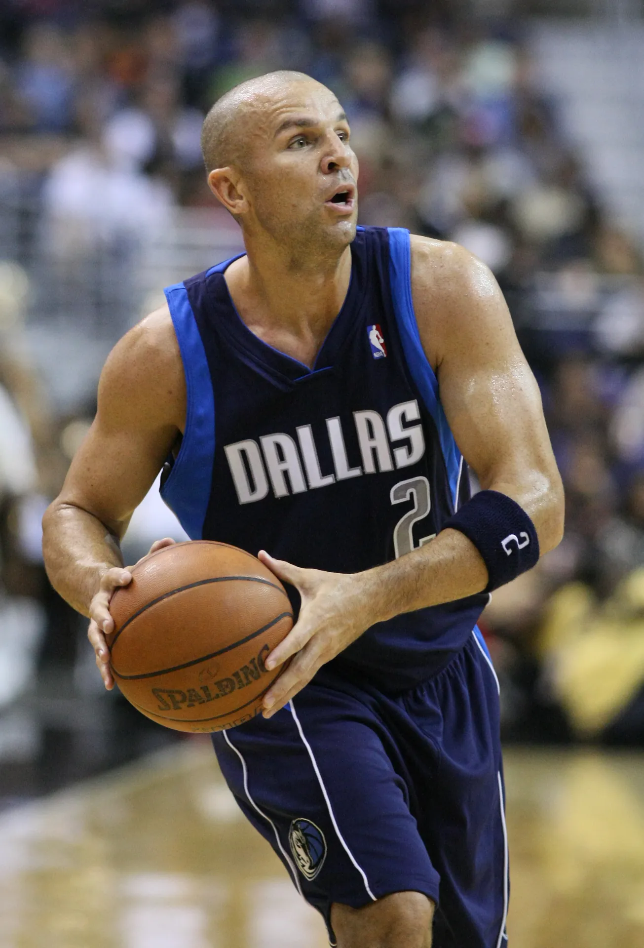 Jason Kidd 身穿獨行俠深藍色 2 號球衣持球觀察