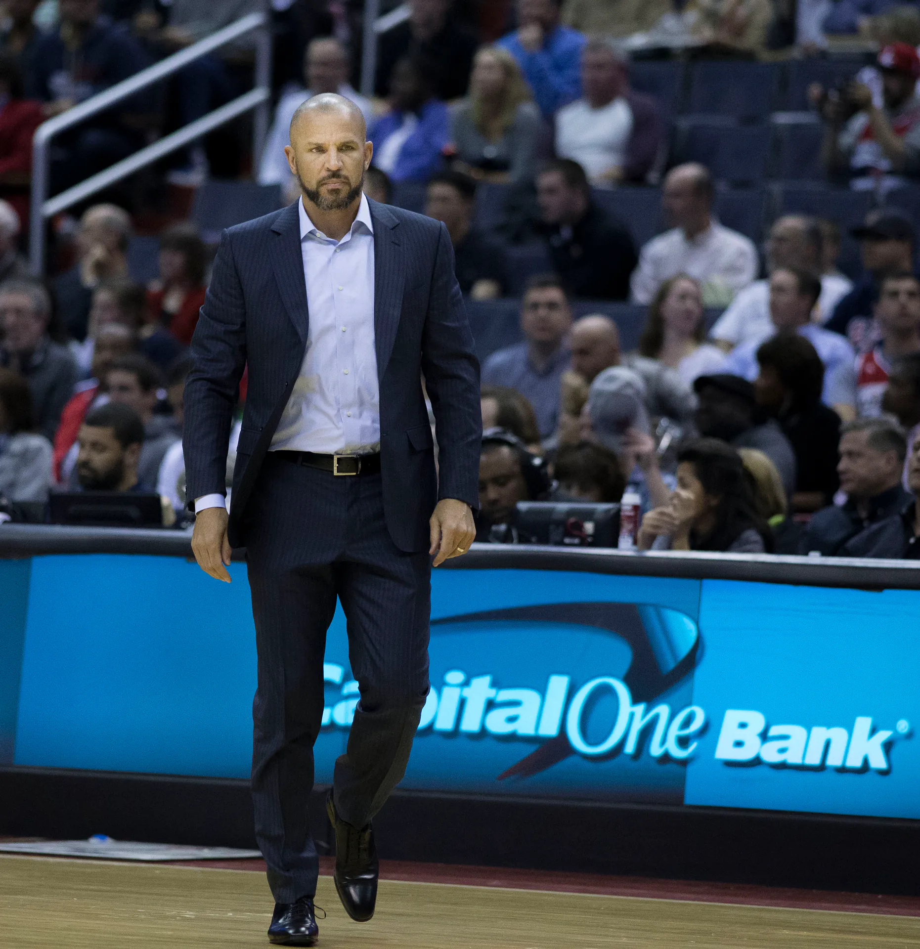 籃網總教練 Jason Kidd 身穿西裝走在場邊