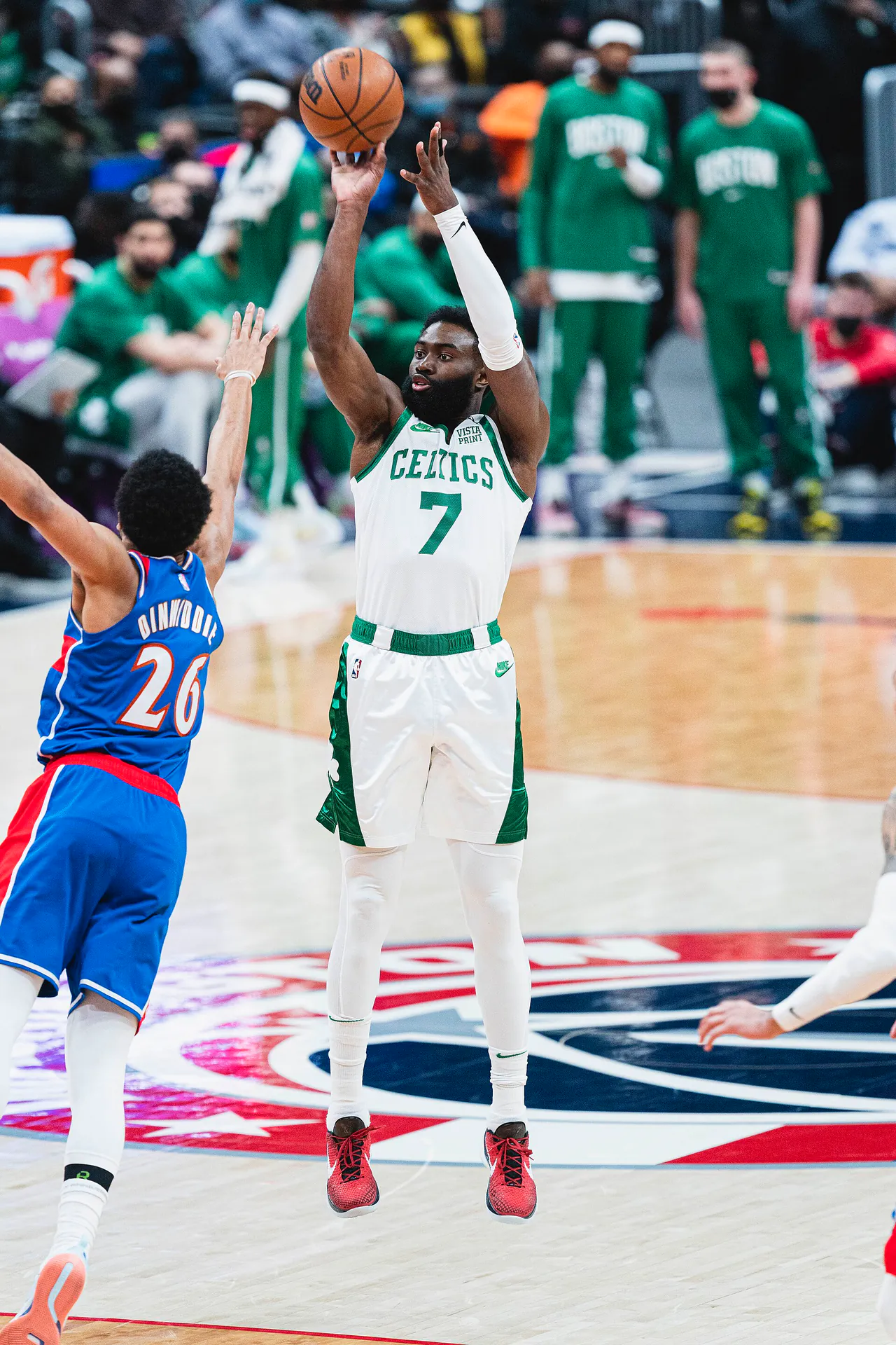 2022 年塞爾提克作客巫師，Jaylen Brown 身穿塞爾提克白色 7 號球衣跳投出手，攝影 All-Pro Reels，授權 CC BY-SA 2.0，來源 Wikimedia Commons