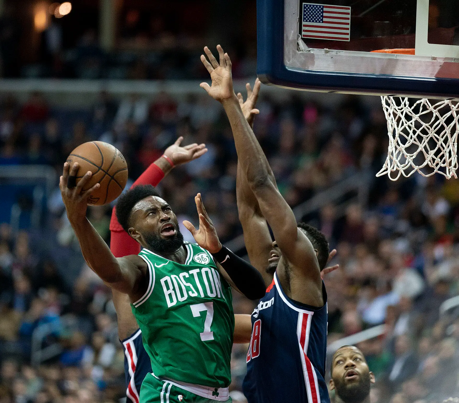 2018 年塞爾提克 Jaylen Brown 對巫師上籃，Keith Allison 攝，CC BY-SA 2.0