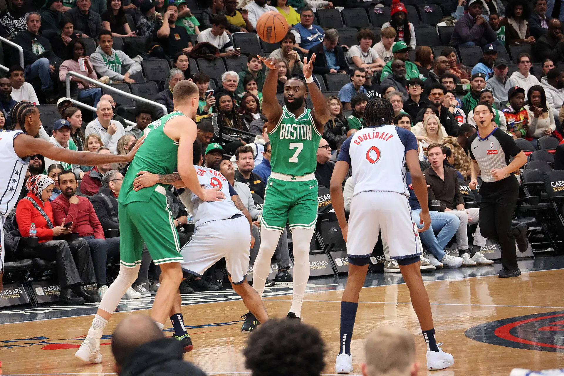 2024 年塞爾提克 Jaylen Brown 對巫師比賽中傳球，Hameltion 攝，CC BY-SA 4.0