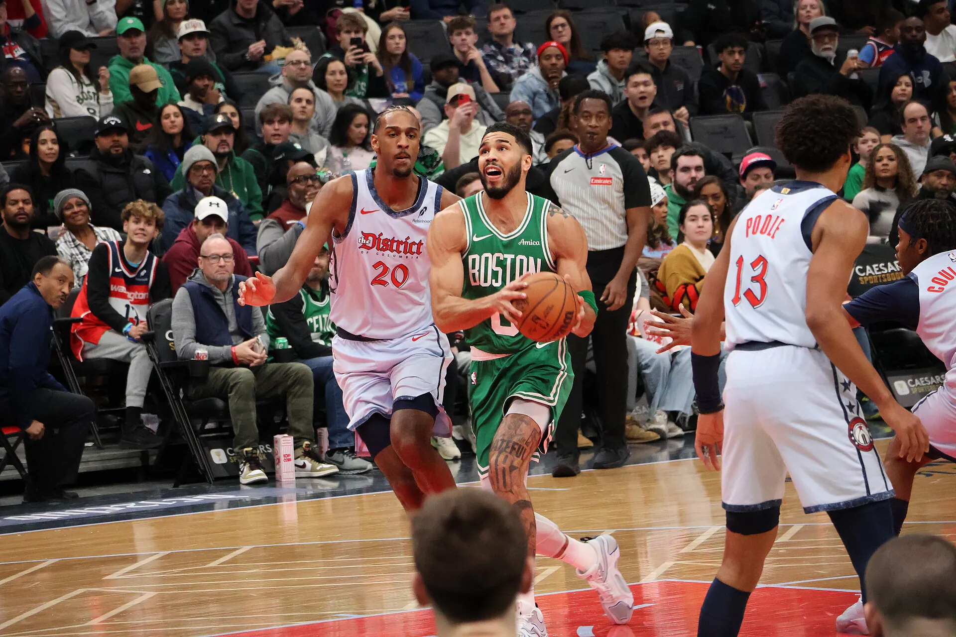 塞爾提克 Jayson Tatum 身穿綠色球衣持球切入巫師防線（攝影 Hameltion，CC BY-SA 4.0，Wikimedia Commons）