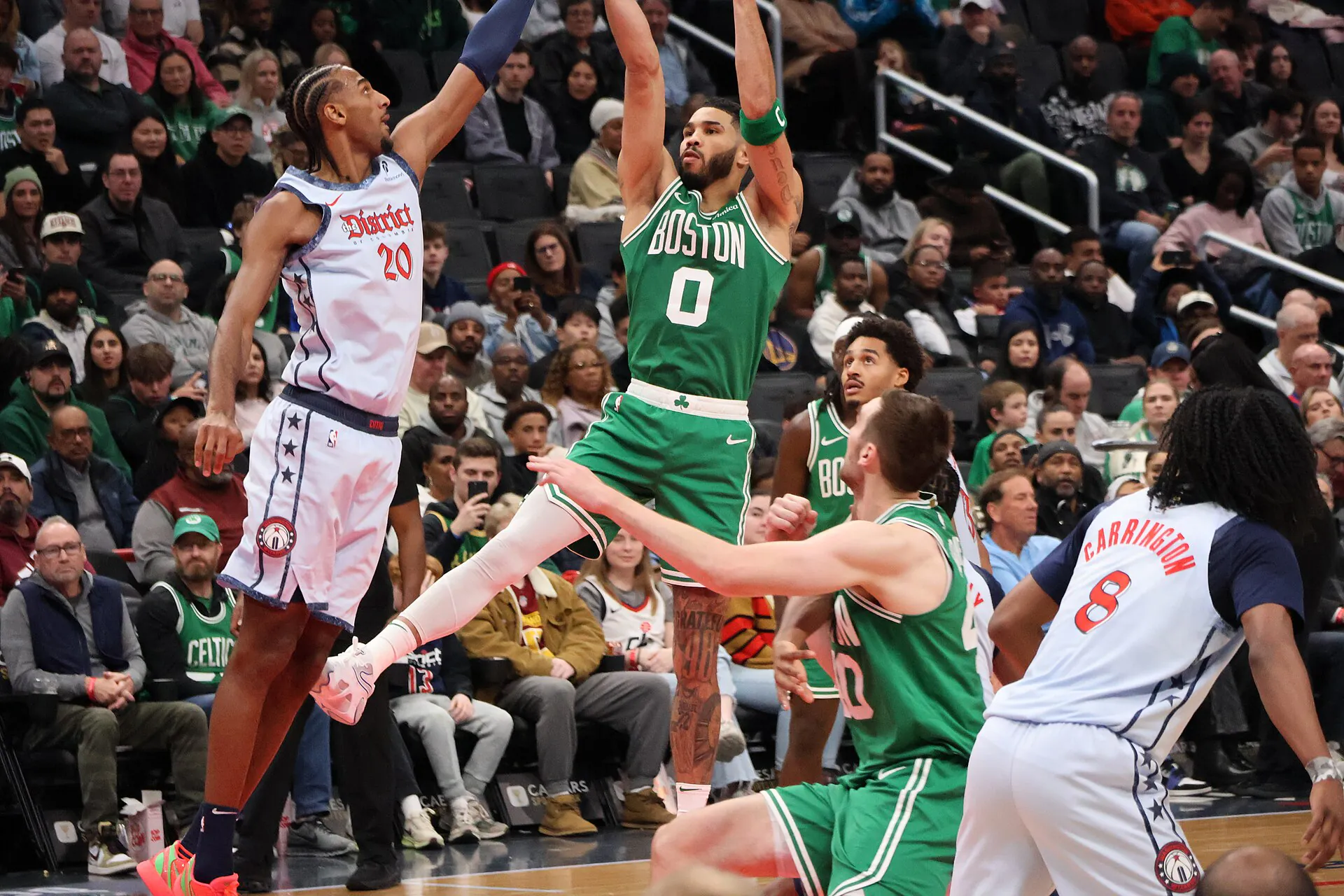 塞爾提克 Jayson Tatum 在巫師球員防守下跳投出手（攝影 Hameltion，CC BY-SA 4.0，Wikimedia Commons）