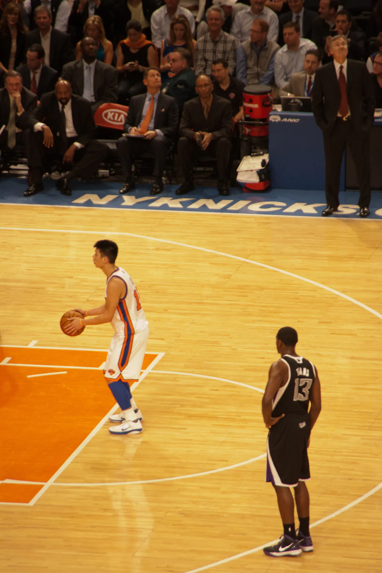 Jeremy Lin 2012 年在麥迪遜廣場花園準備罰球，攝影 sukhchander，CC BY 2.0