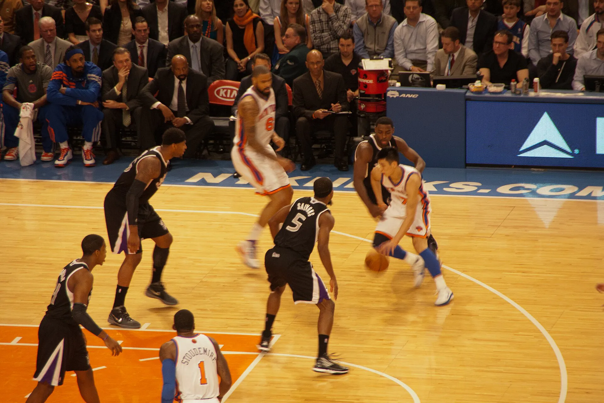 Jeremy Lin 2012 年在麥迪遜廣場花園運球切入，攝影 sukhchander，CC BY 2.0