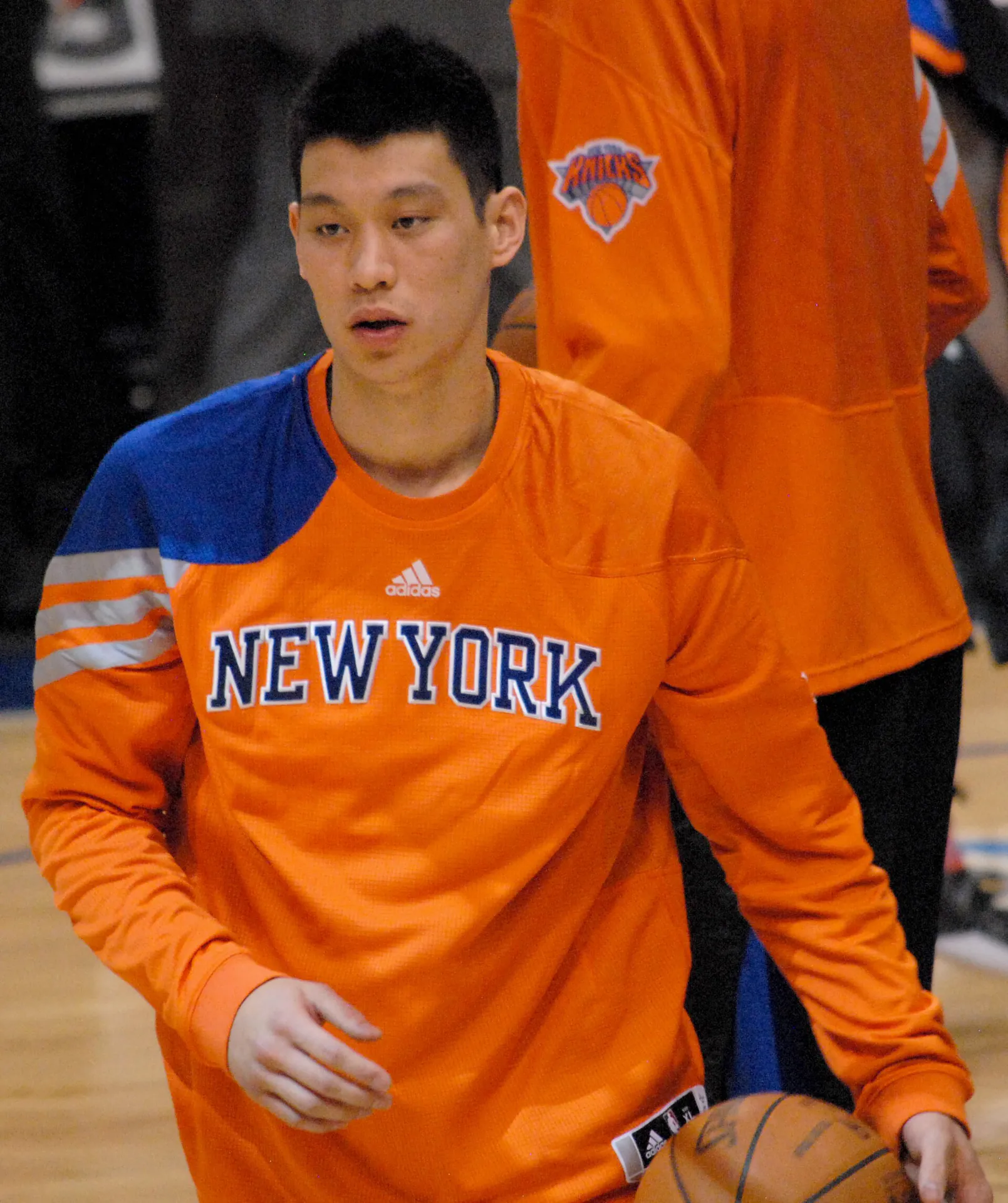Jeremy Lin 2012 年 3 月穿尼克熱身上衣暖身，攝影 scott mecum，CC BY 2.0