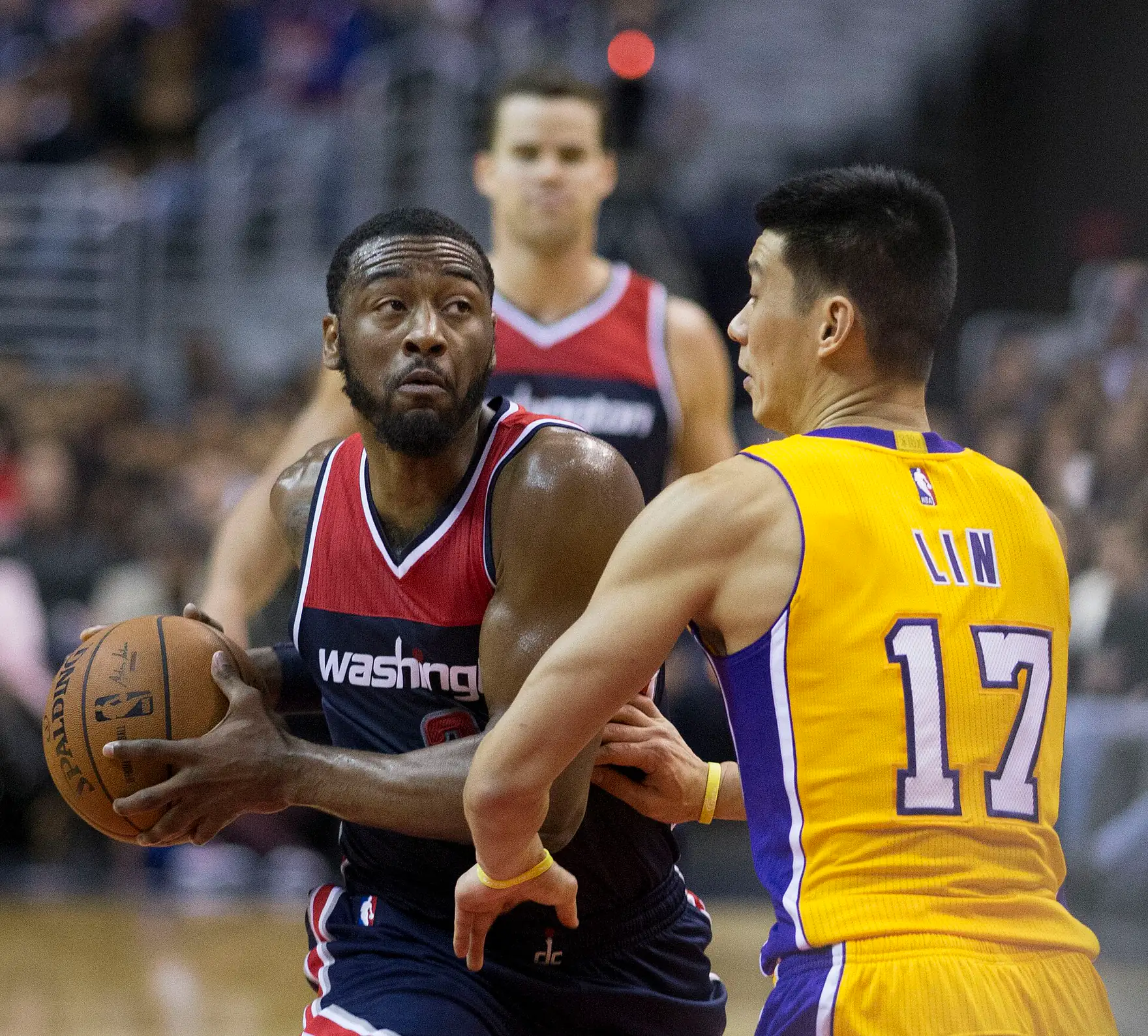 2014 年湖人 Jeremy Lin 防守巫師 John Wall，攝影 Keith Allison，CC BY-SA 2.0