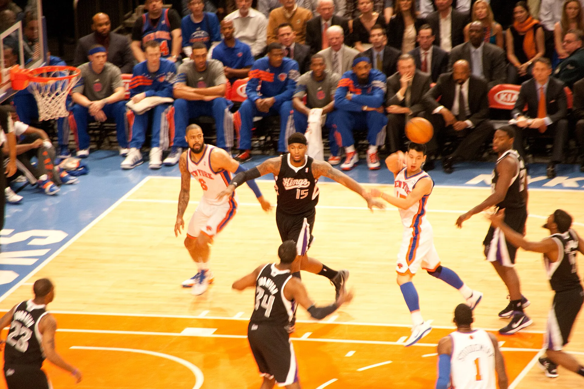 Jeremy Lin 2012 年對國王出手傳球，DeMarcus Cousins 防守，攝影 sukhchander，CC BY 2.0