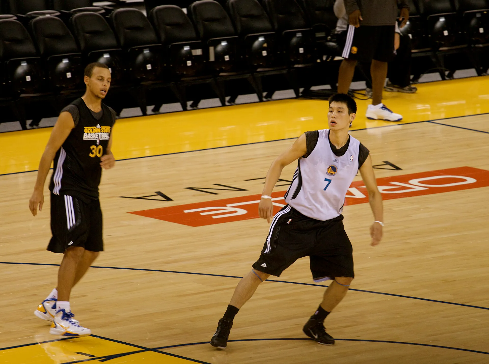 2010 年勇士公開練習的 Jeremy Lin 與 Stephen Curry，攝影 Christian，CC BY-SA 2.0