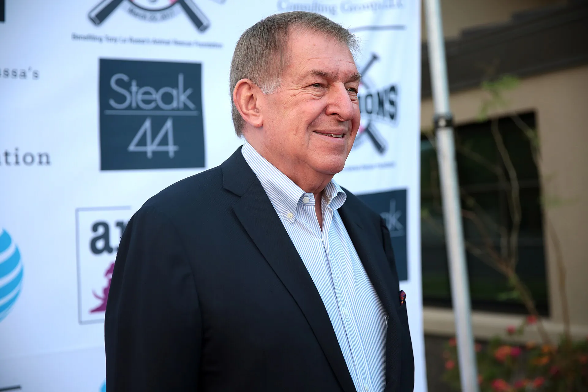 前太陽老闆 Jerry Colangelo 在活動背板前微笑