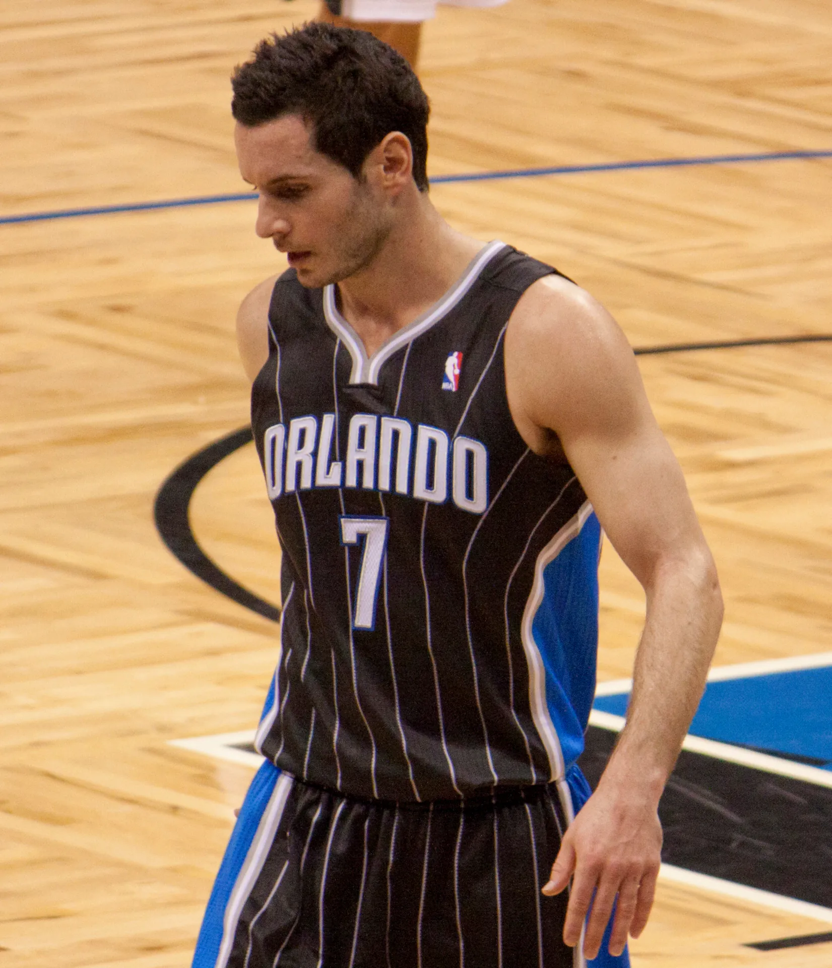 2010 年魔術 JJ Redick 身穿黑色替代球衣在場上，Mike 攝，CC BY-SA 2.0