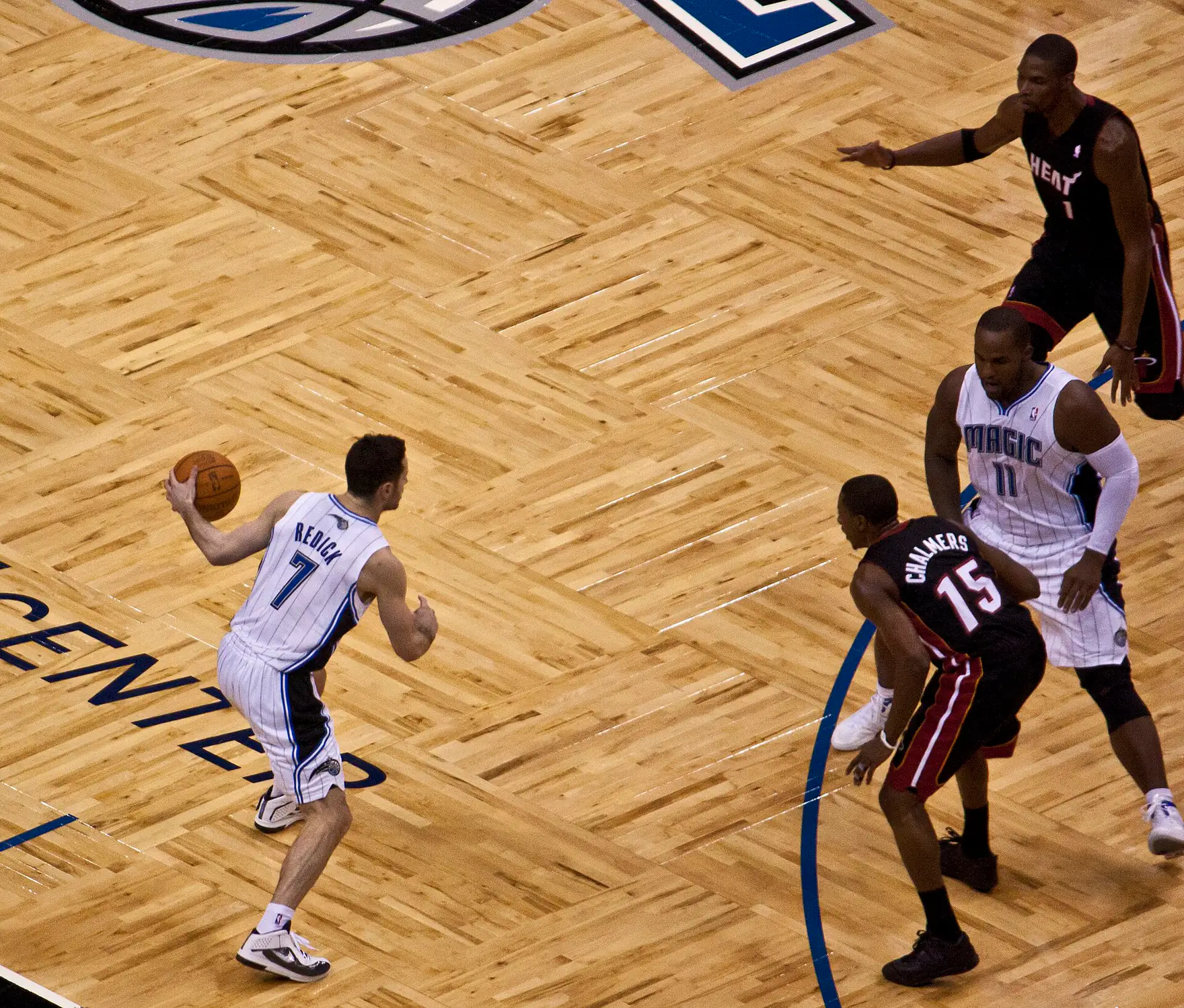 2011 年魔術 JJ Redick 持球，隊友 Glen Davis 掩護，Mike 攝，CC BY-SA 2.0