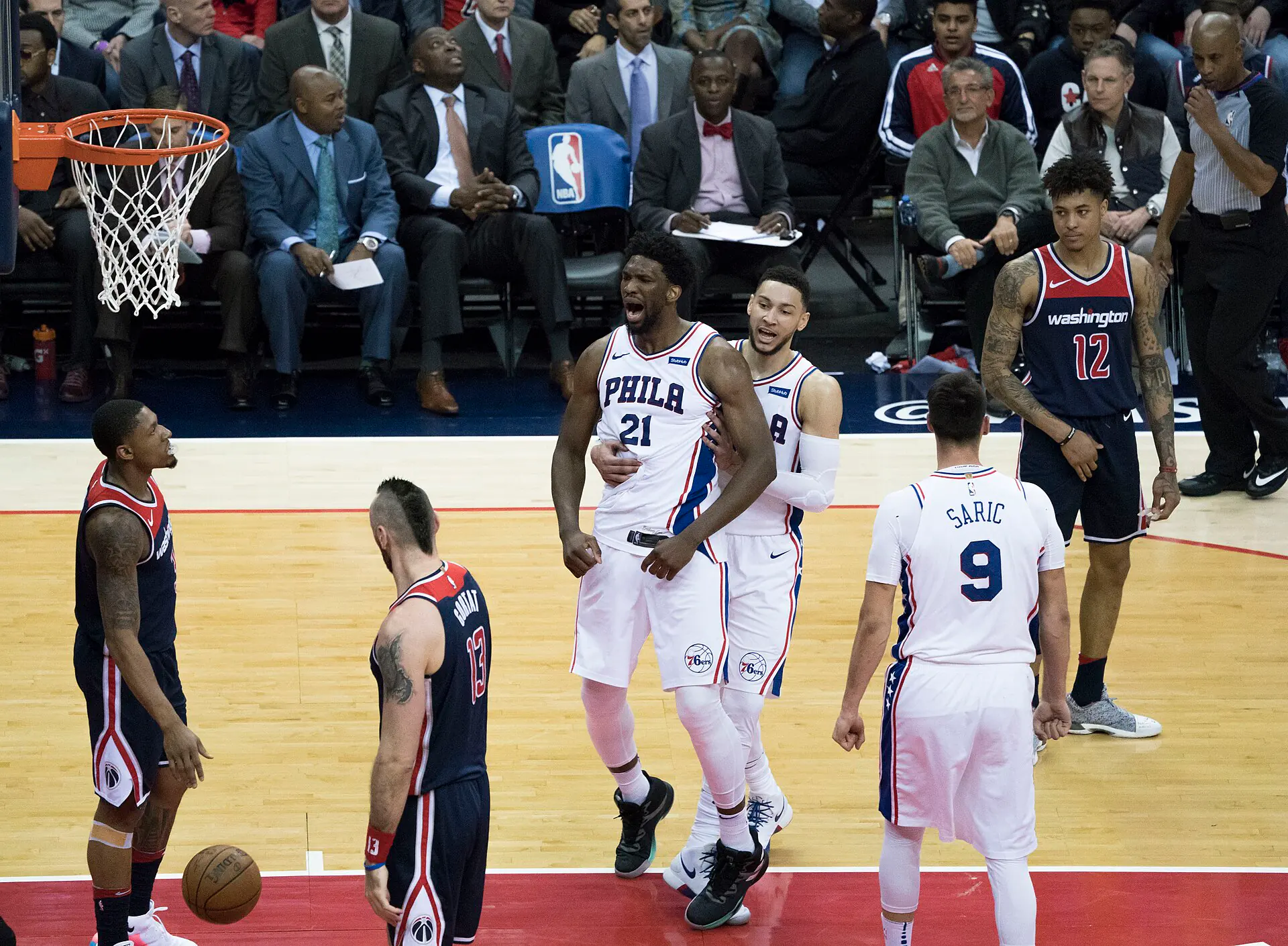 2018 年 76 人 Joel Embiid 作客巫師時振臂慶祝，Keith Allison 攝，CC BY-SA 2.0