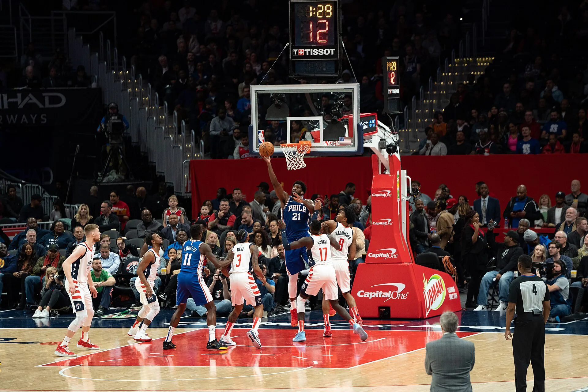 2019 年 76 人 Joel Embiid 作客巫師時在禁區上籃，All-Pro Reels 攝，CC BY-SA 2.0