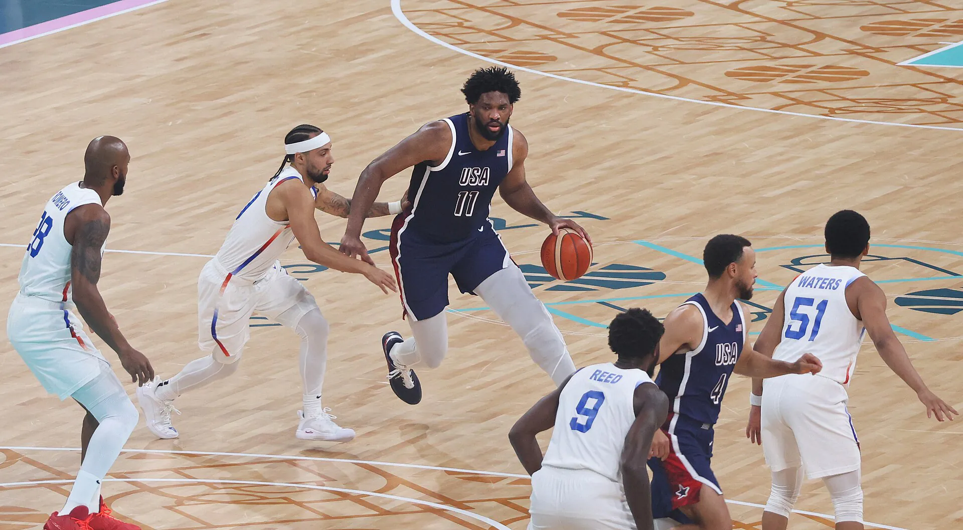 2024 巴黎奧運美國隊 11 號 Joel Embiid 對波多黎各運球推進，Clément Bardot 攝