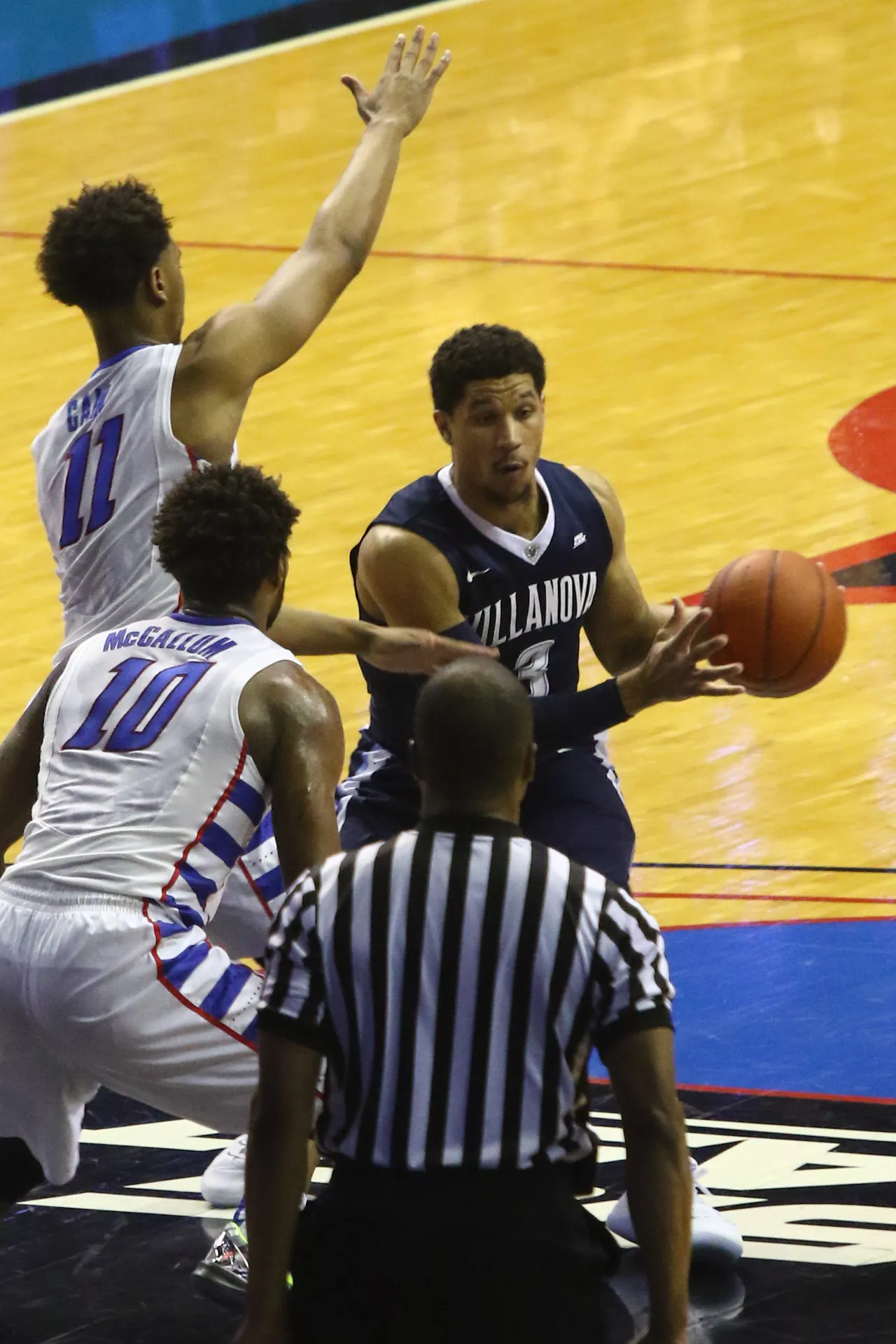 Josh Hart 效力維拉諾瓦大學時雙手持球面對防守