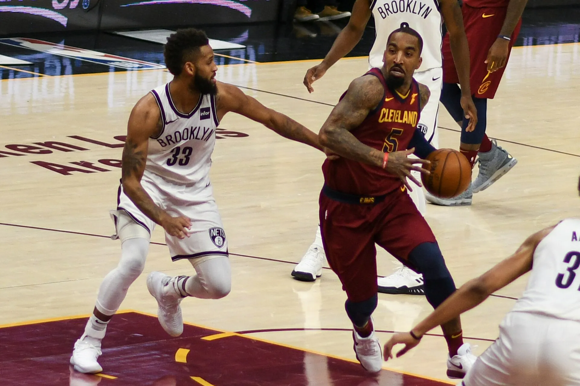 騎士 5 號 J.R. Smith 在主場持球突破籃網防守
