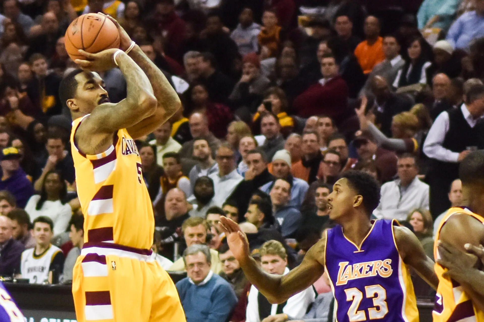 騎士 5 號 J.R. Smith 在主場對湖人舉球準備出手