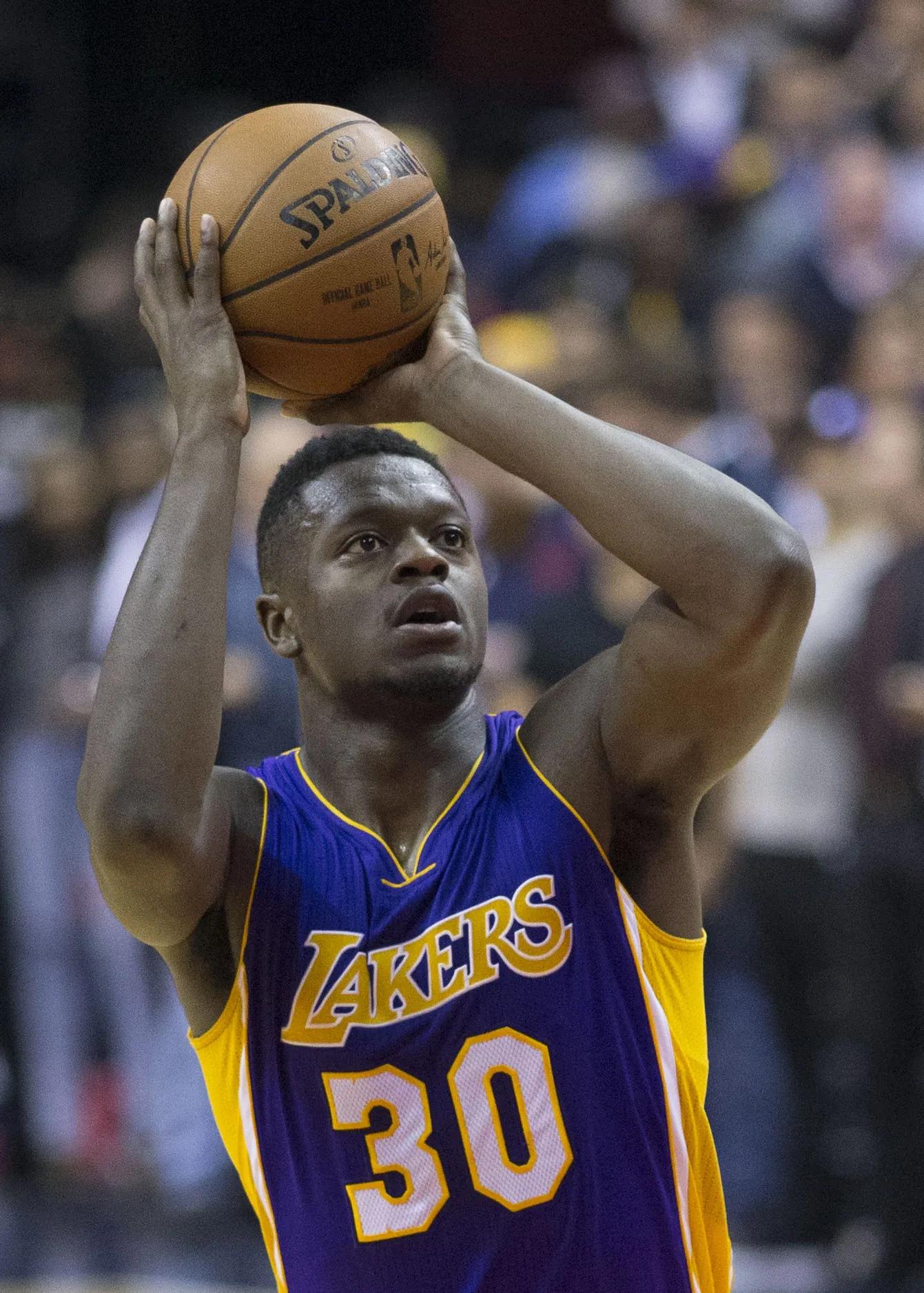 Julius Randle 身穿紫金色洛杉磯湖人 30 號球衣，於 NBA 比賽中站上罰球線出手（攝影 Keith Allison，授權 CC BY-SA 2.0，來源 Wikimedia Commons）