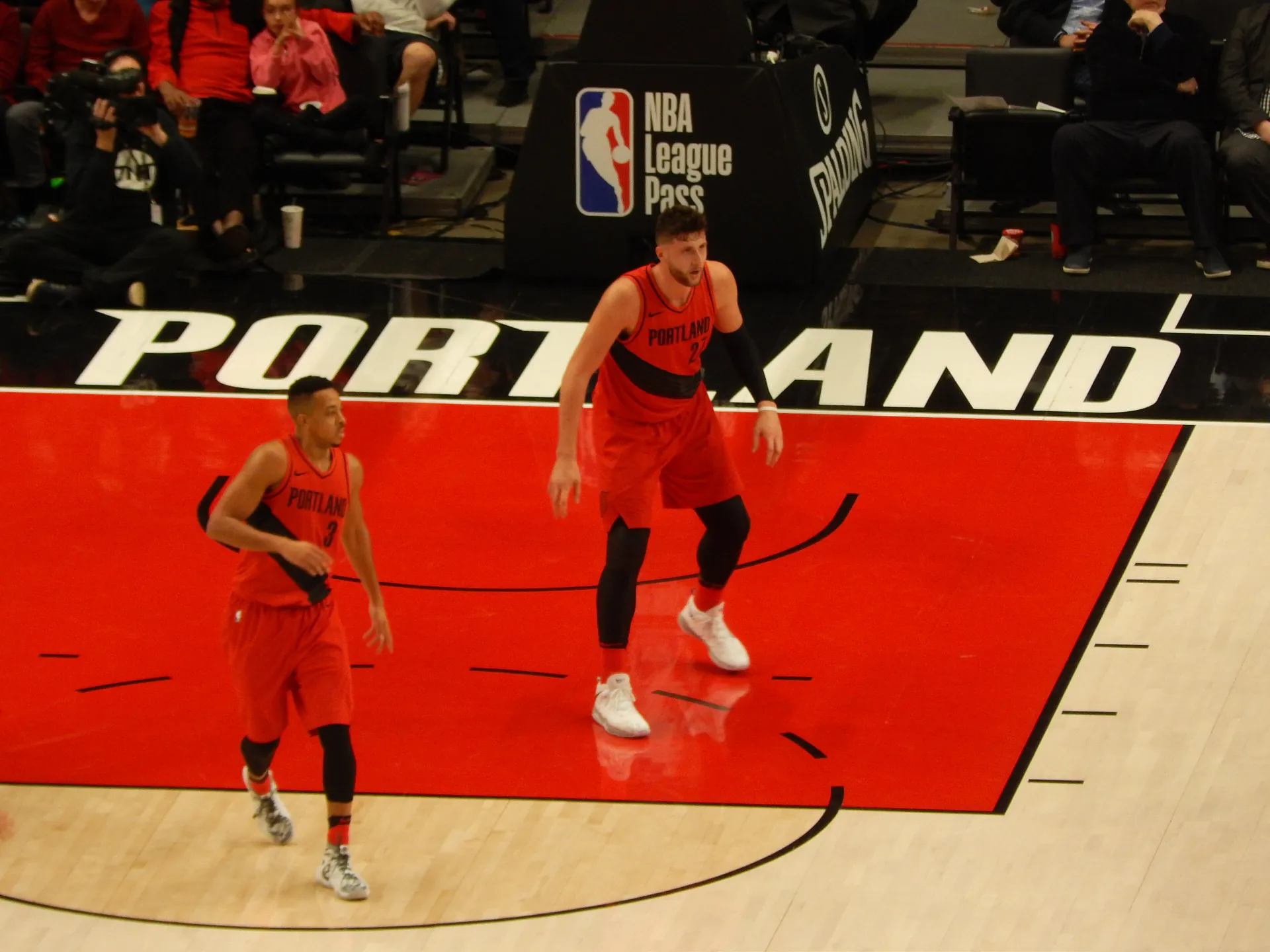 身穿拓荒者紅色 27 號球衣的 Jusuf Nurkić 在禁區附近壓低重心防守