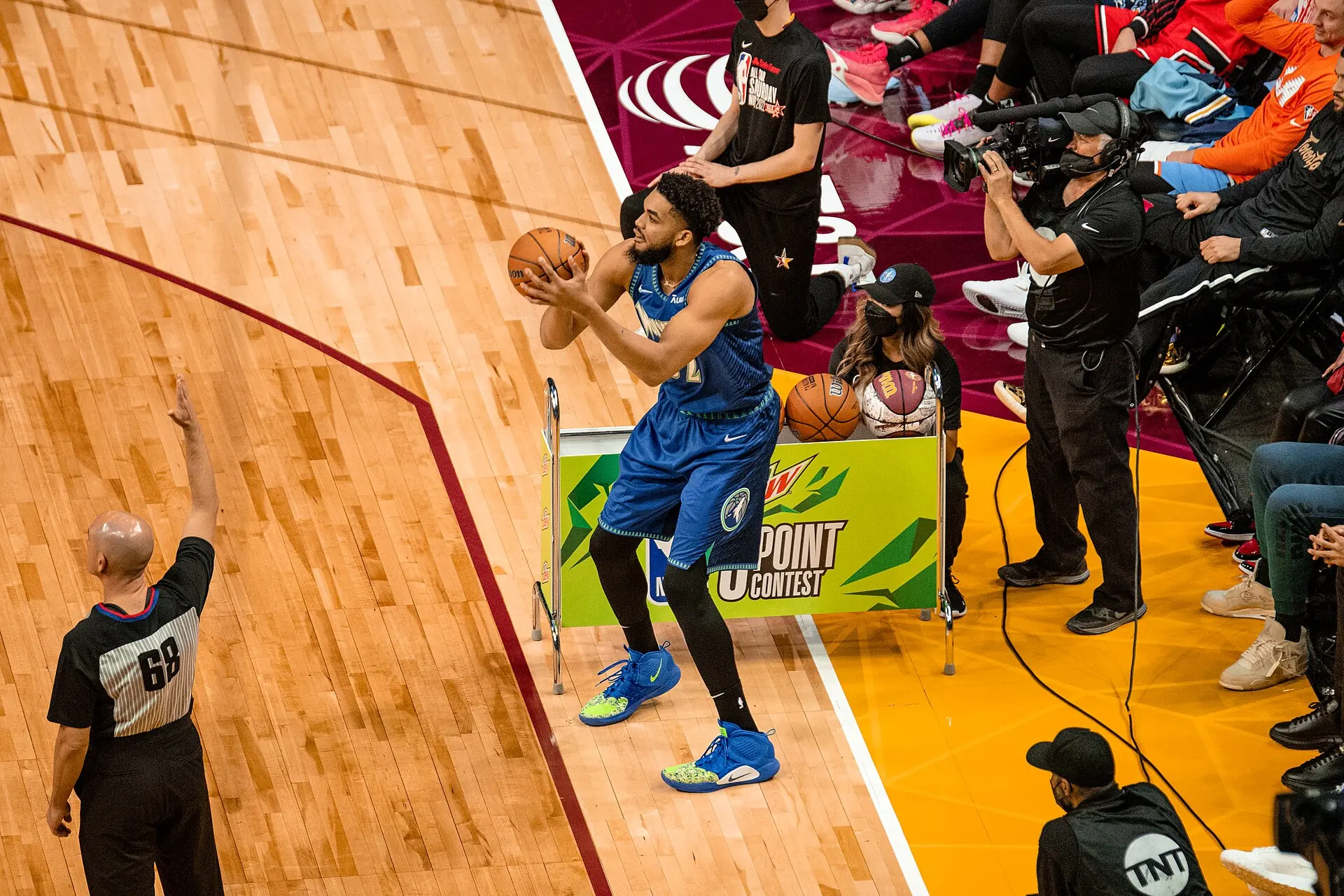 Karl-Anthony Towns 身穿藍色明尼蘇達灰狼球衣，於 NBA 明星賽三分球大賽中出手投籃（攝影 Erik Drost，授權 CC BY 2.0，來源 Wikimedia Commons）