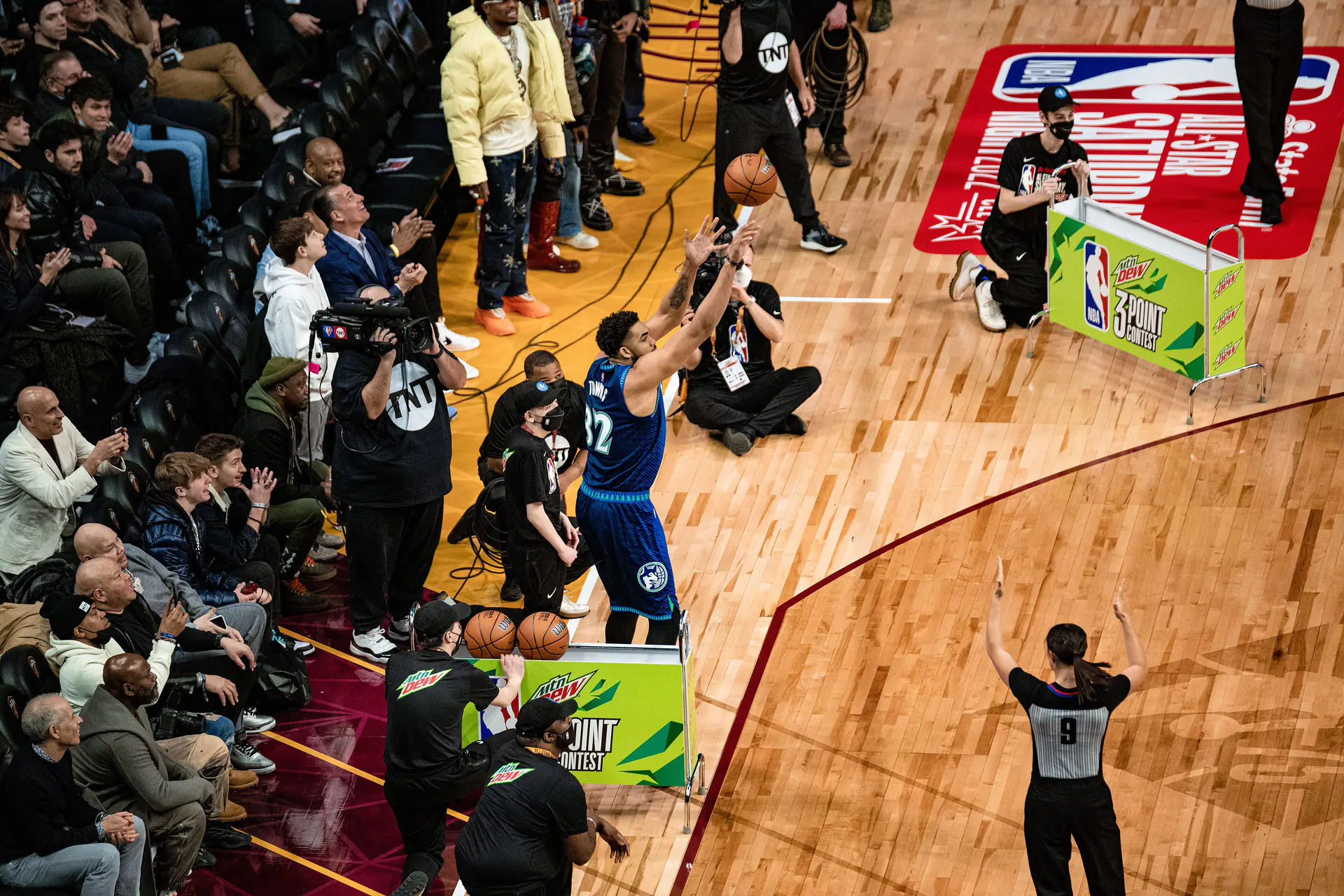 身穿灰狼 32 號球衣的 Karl-Anthony Towns 在 2022 年 NBA 明星週末三分球大賽中出手（攝影 Erik Drost，CC BY 2.0，Wikimedia Commons）