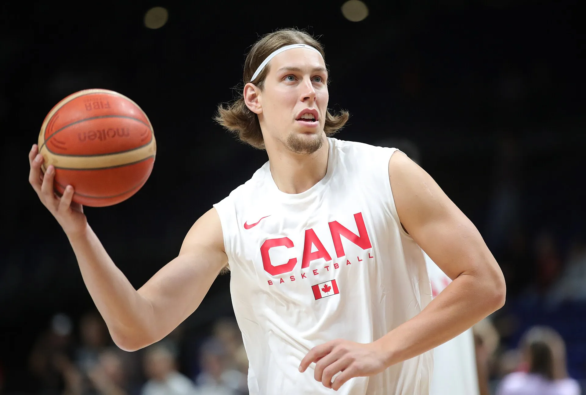 2023 年加拿大對德國友誼賽前，Kelly Olynyk 穿加拿大熱身衣持球，Sandro Halank 攝