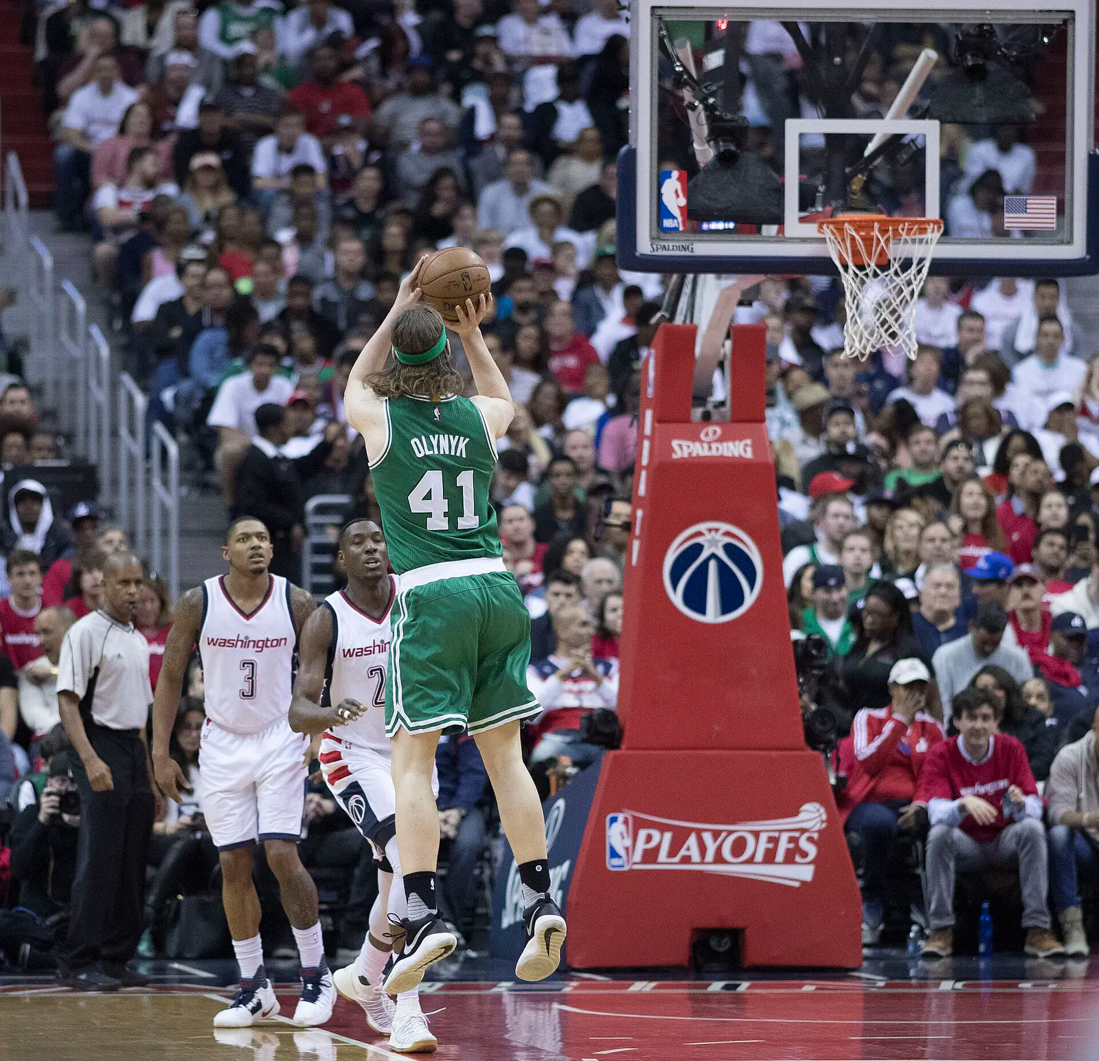 2017 年季後賽 Kelly Olynyk 身穿塞爾提克 41 號球衣跳投，Keith Allison 攝