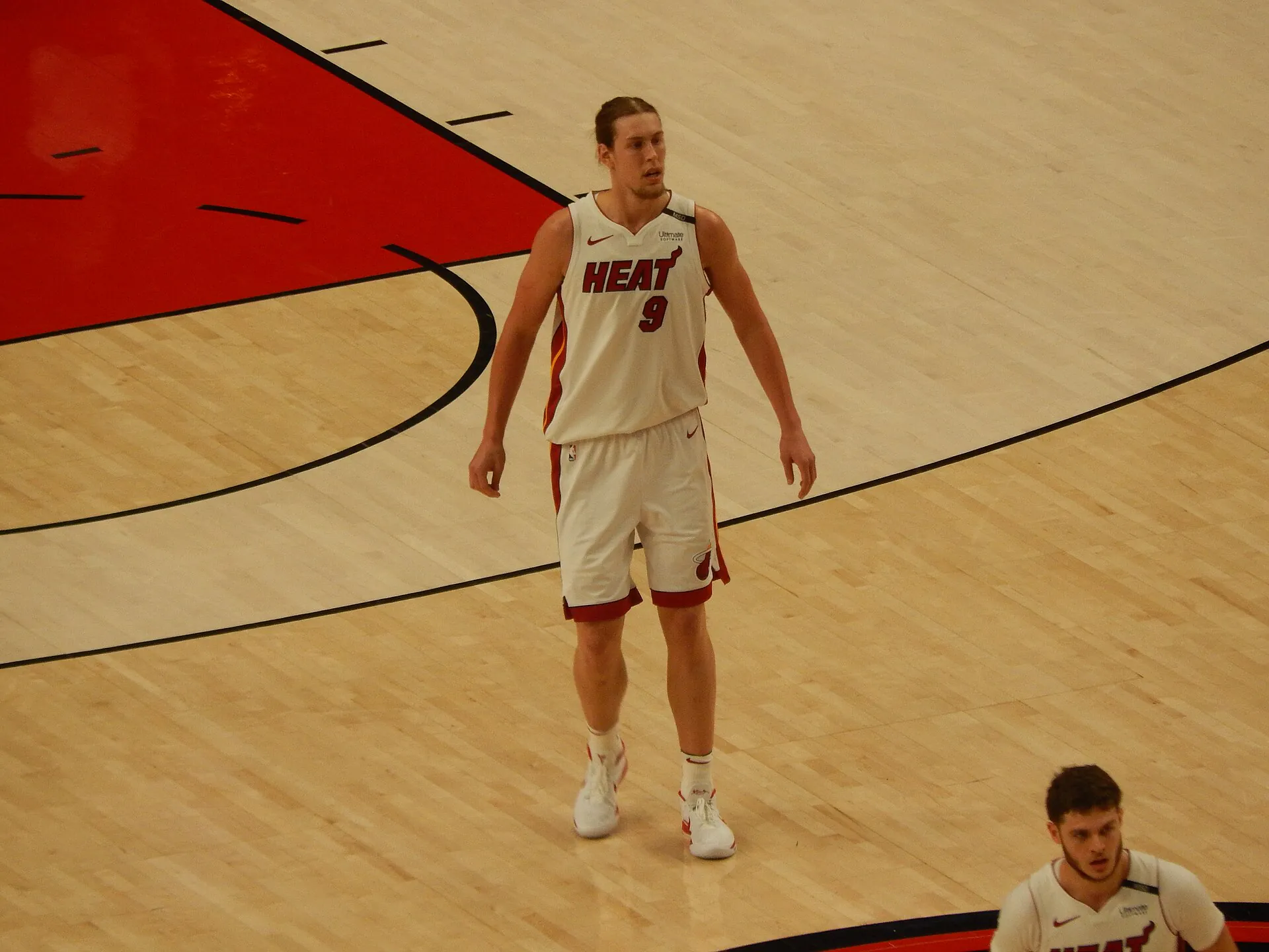 2018 年 Kelly Olynyk 身穿熱火 9 號白色球衣站在場上，Frenchieinportland 攝