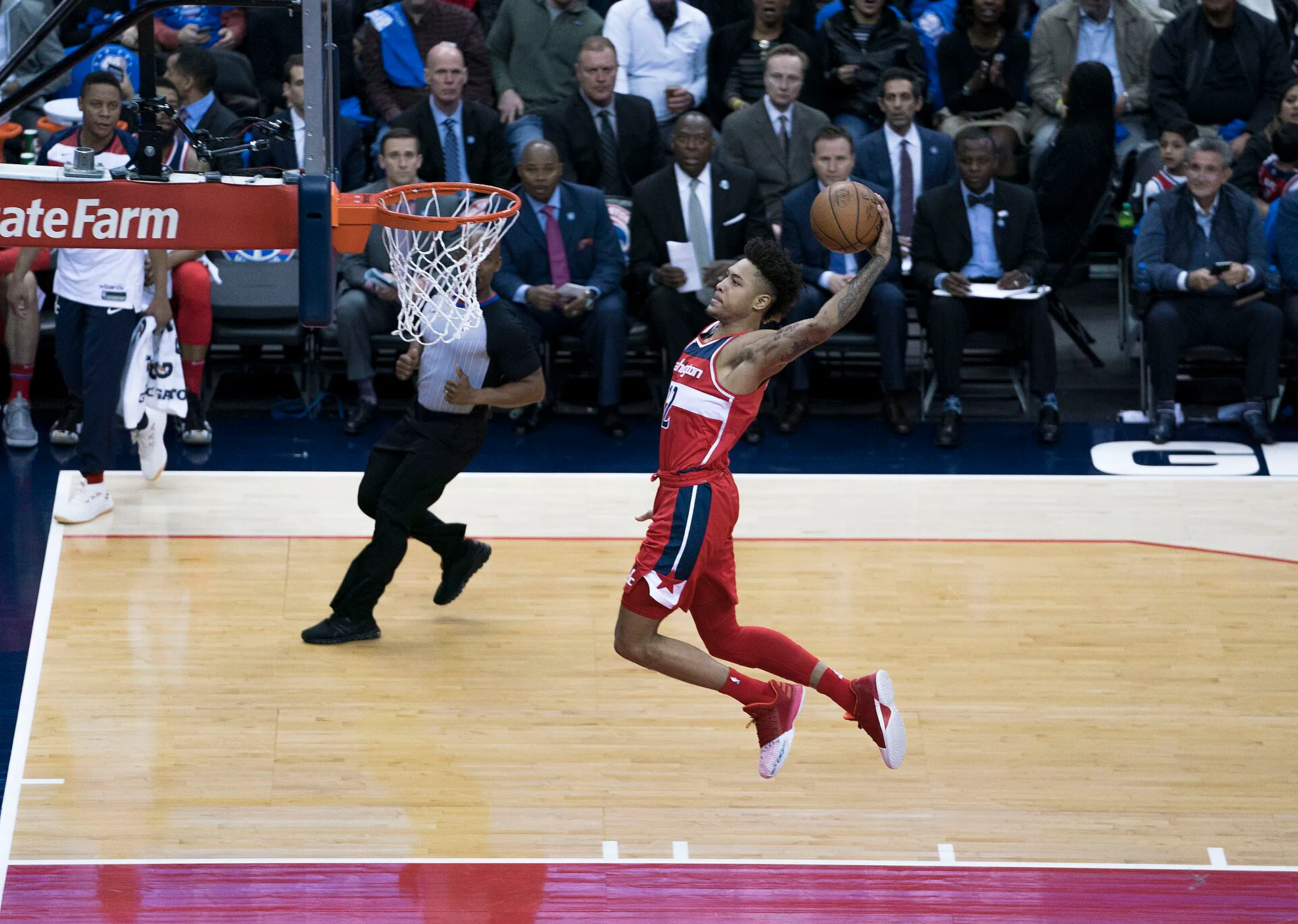 2018 年巫師 Kelly Oubre Jr. 快攻單手扣籃，裁判在後方跟跑，Keith Allison 攝